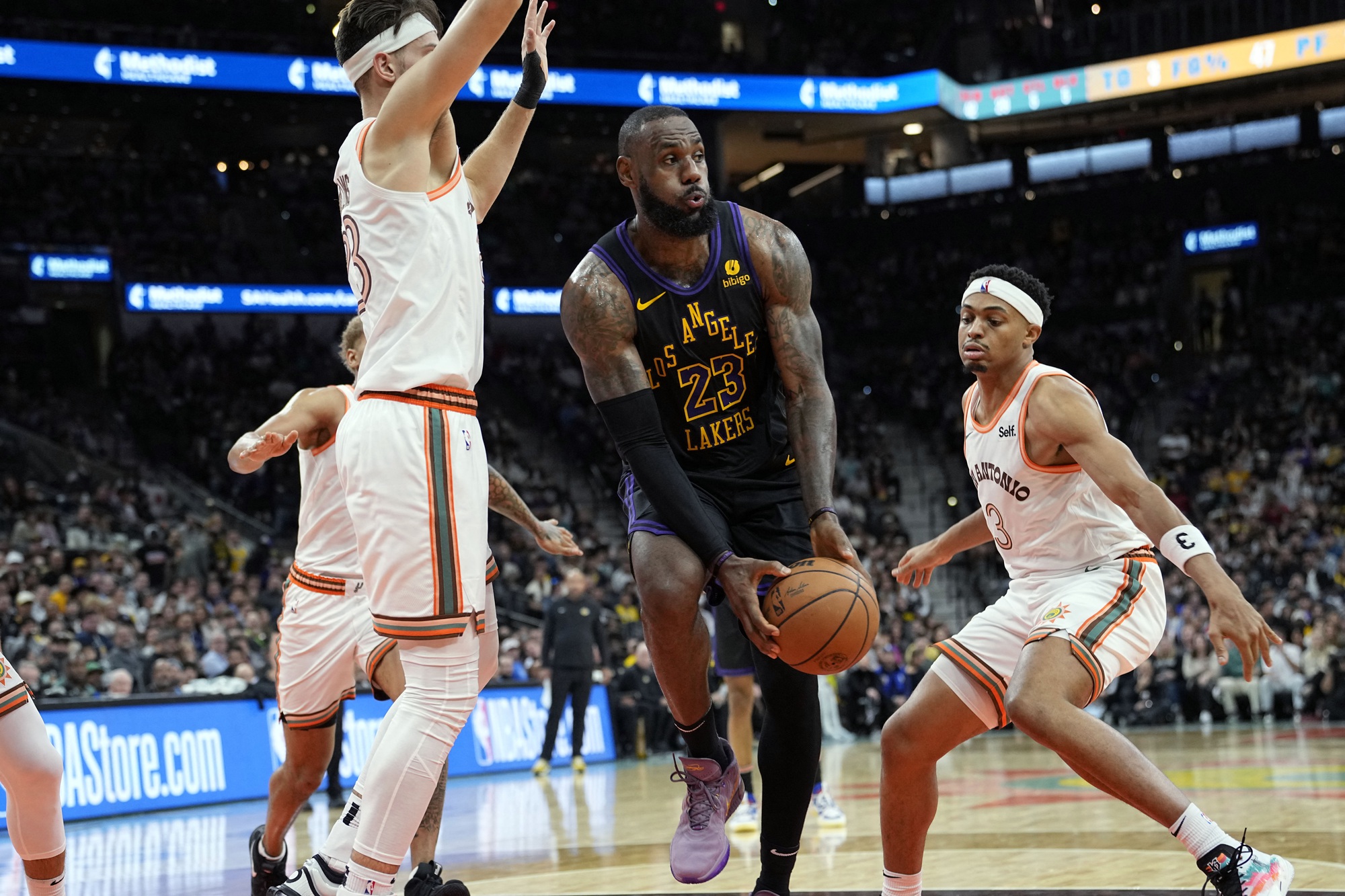 LeBron James vẫn gánh Lakers 'còng lưng' dù đã gần 40 tuổi - Ảnh 2. LeBron James vẫn gánh Lakers 'còng lưng' dù đã gần 40 tuổi - Ảnh 2.