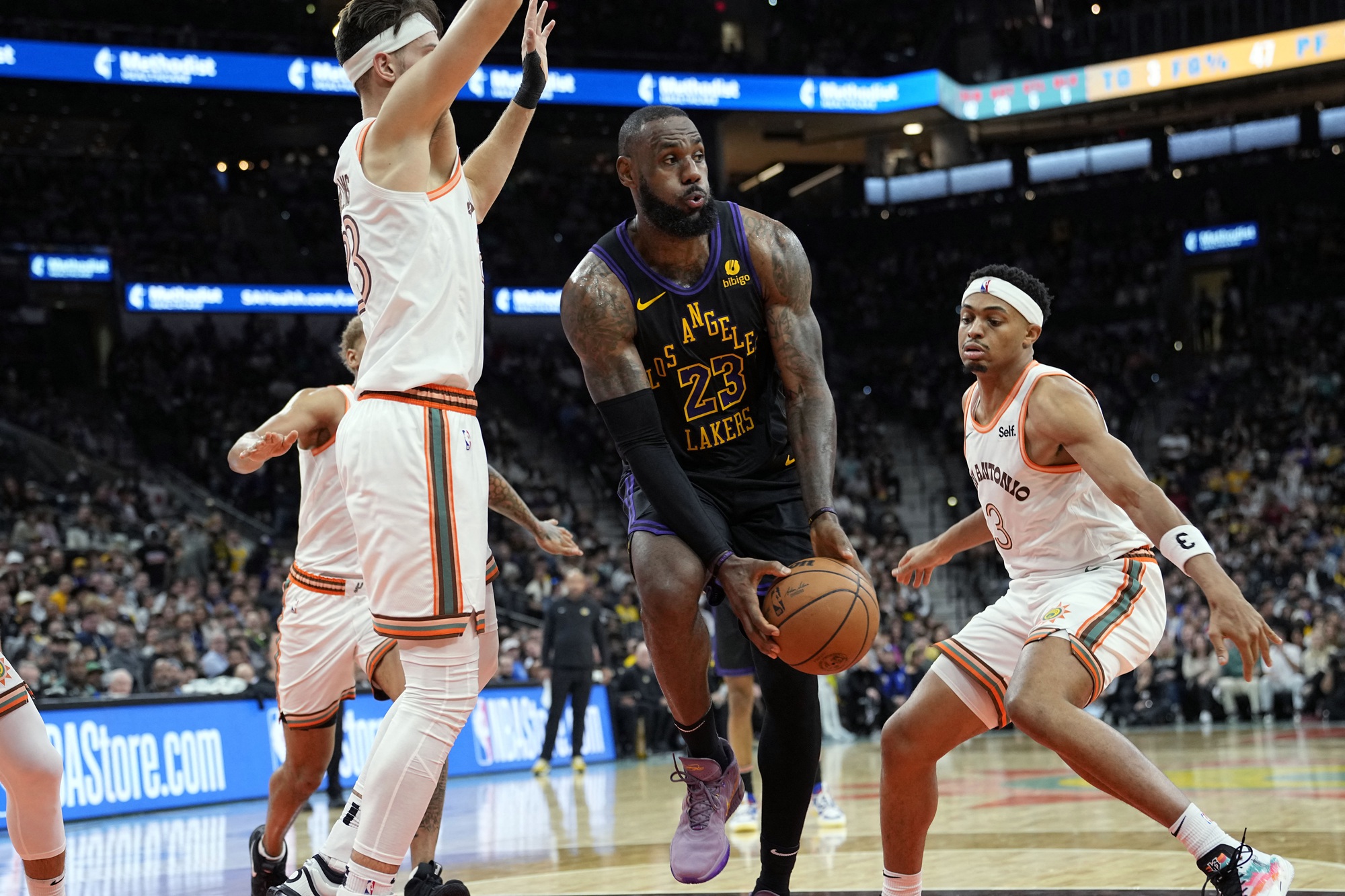 LeBron James vẫn gánh Lakers 'còng lưng' dù đã gần 40 tuổi - Ảnh 2.