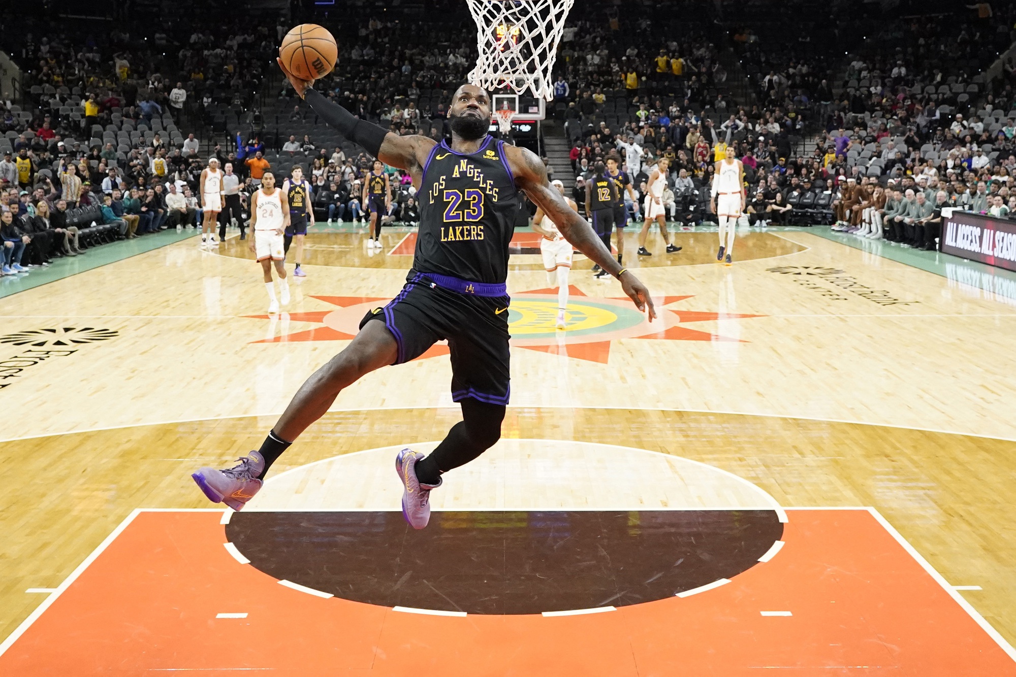 LeBron James vẫn gánh Lakers 'còng lưng' dù đã gần 40 tuổi - Ảnh 1. LeBron James vẫn gánh Lakers 'còng lưng' dù đã gần 40 tuổi - Ảnh 1.