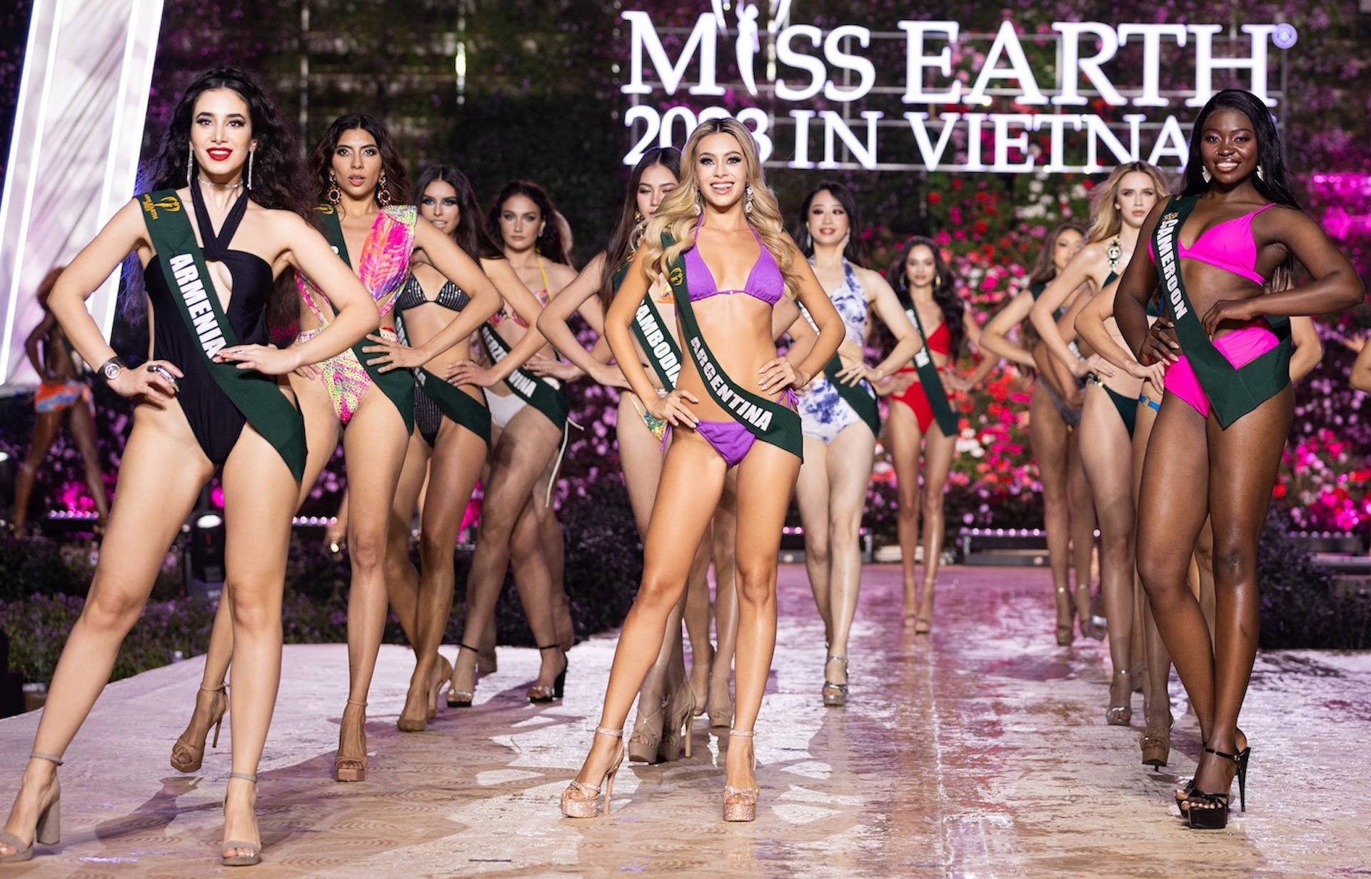 Dàn mỹ nhân Miss Earth 2023 diễn áo tắm nóng bỏng giữa thời tiết Đà Lạt  - Ảnh 1.