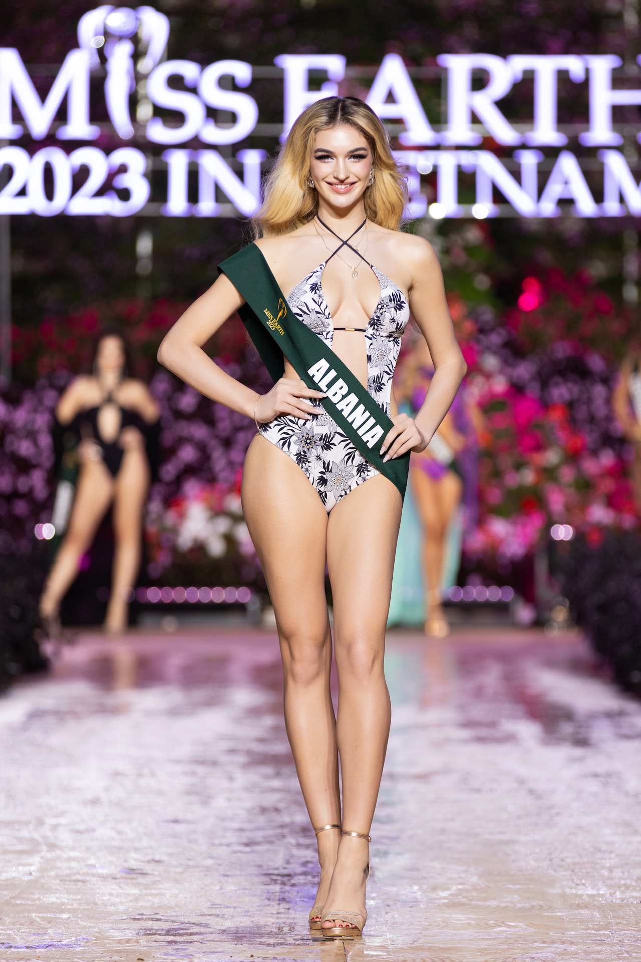 Dàn mỹ nhân Miss Earth 2023 diễn áo tắm nóng bỏng giữa thời tiết Đà Lạt  - Ảnh 3.