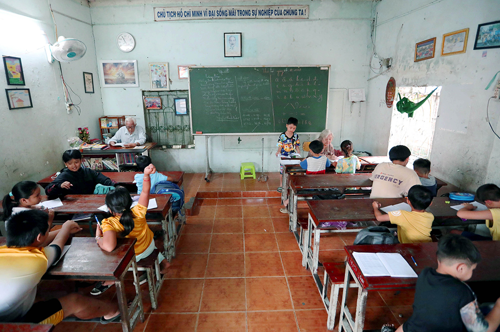 Lớp học tình thương của đôi vợ chồng già - Ảnh 9. Lớp học tình thương của đôi vợ chồng già - Ảnh 9.