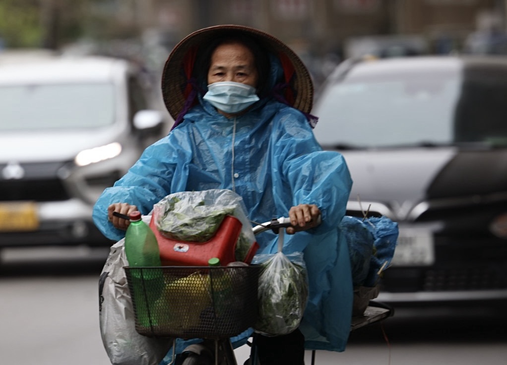 Hà Nội chuyển lạnh đột ngột, người dân than 'không kịp trở tay' - Ảnh 3.