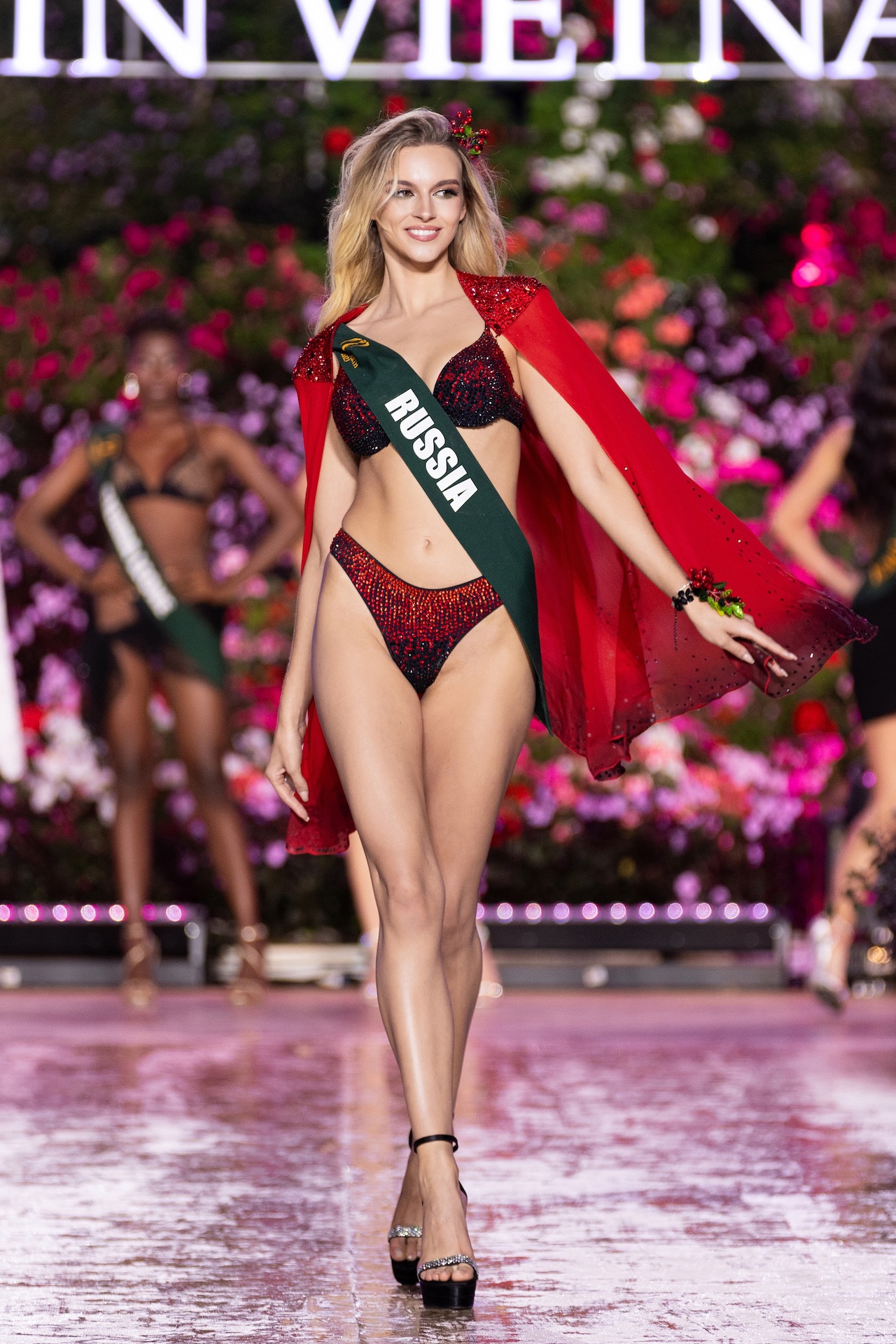 Dàn mỹ nhân Miss Earth 2023 diễn áo tắm nóng bỏng giữa thời tiết Đà Lạt  - Ảnh 11.