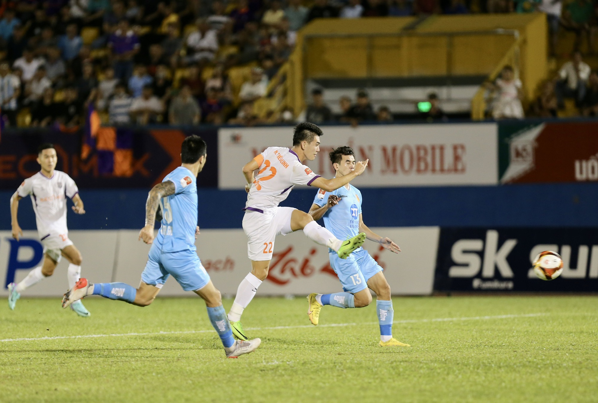 V-League: Tiến Linh tỏa sáng, HLV Huỳnh Đức cùng Bình Dương ngược dòng lên đỉnh bảng - Ảnh 4.
