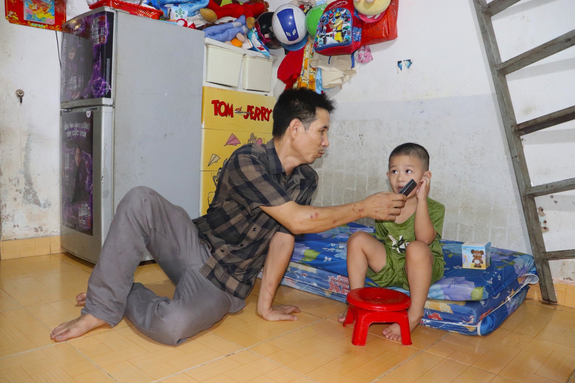 Giá vé máy bay cao ngất: Công nhân gom 30 triệu để về ăn tết cùng mẹ- Ảnh 7. Giá vé máy bay cao ngất: Công nhân gom 30 triệu để về ăn tết cùng mẹ- Ảnh 7.
