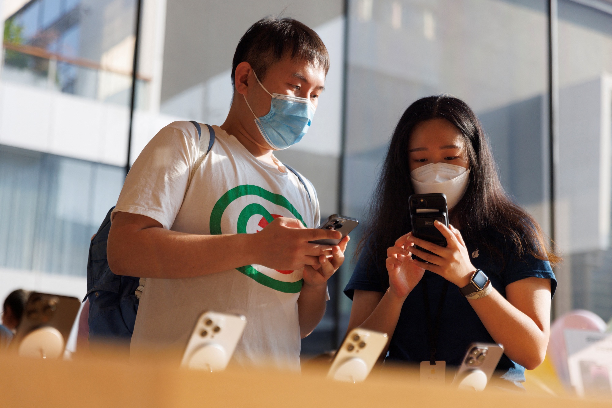  Trung Quốc nới lệnh cấm iPhone trong cơ quan nhà nước - Ảnh 1.