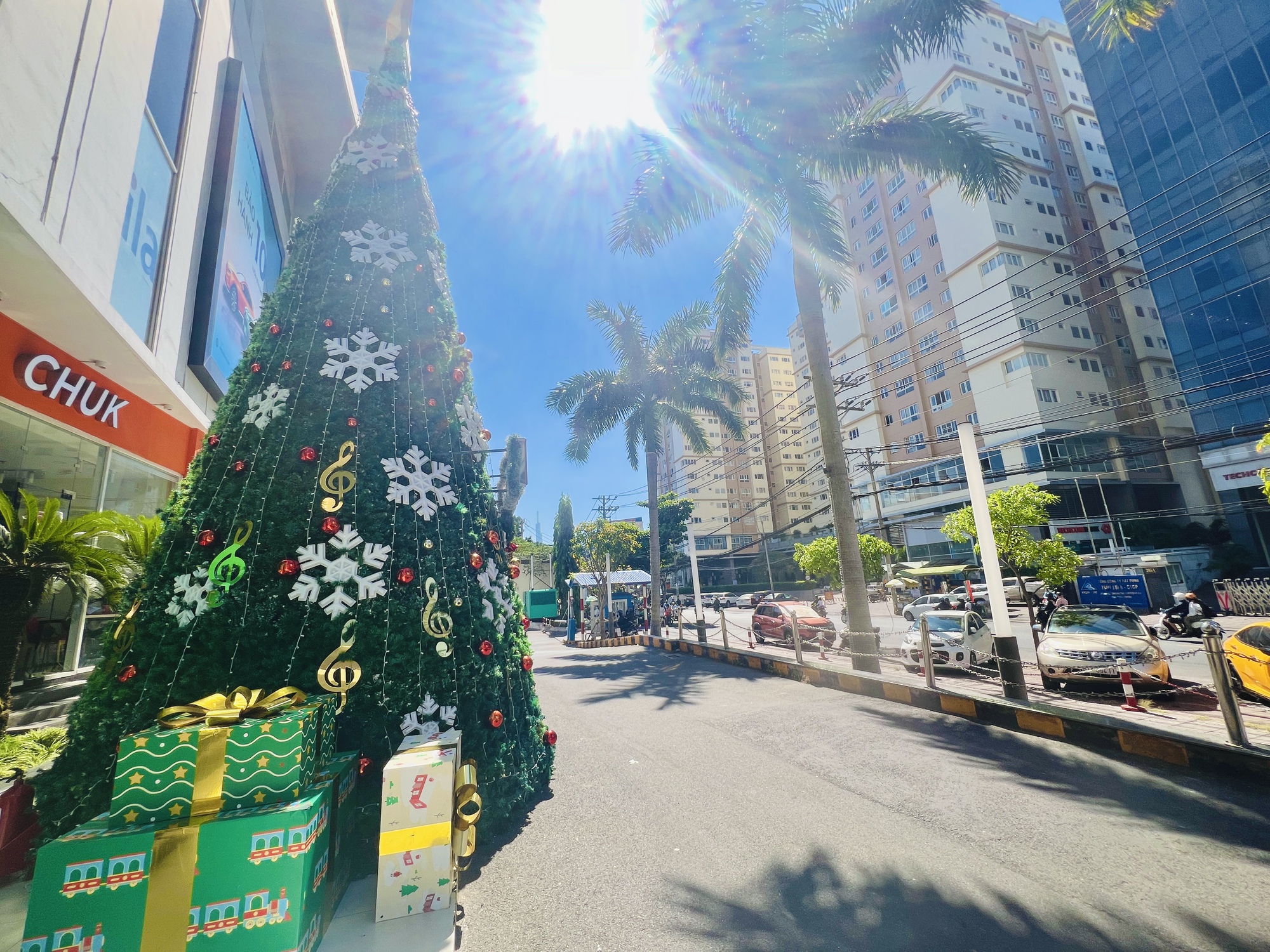 Gần Noel, thời tiết TP.HCM vẫn nóng oi ả có bất thường? - Ảnh 1. Gần Noel, thời tiết TP.HCM vẫn nóng oi ả có bất thường? - Ảnh 1.