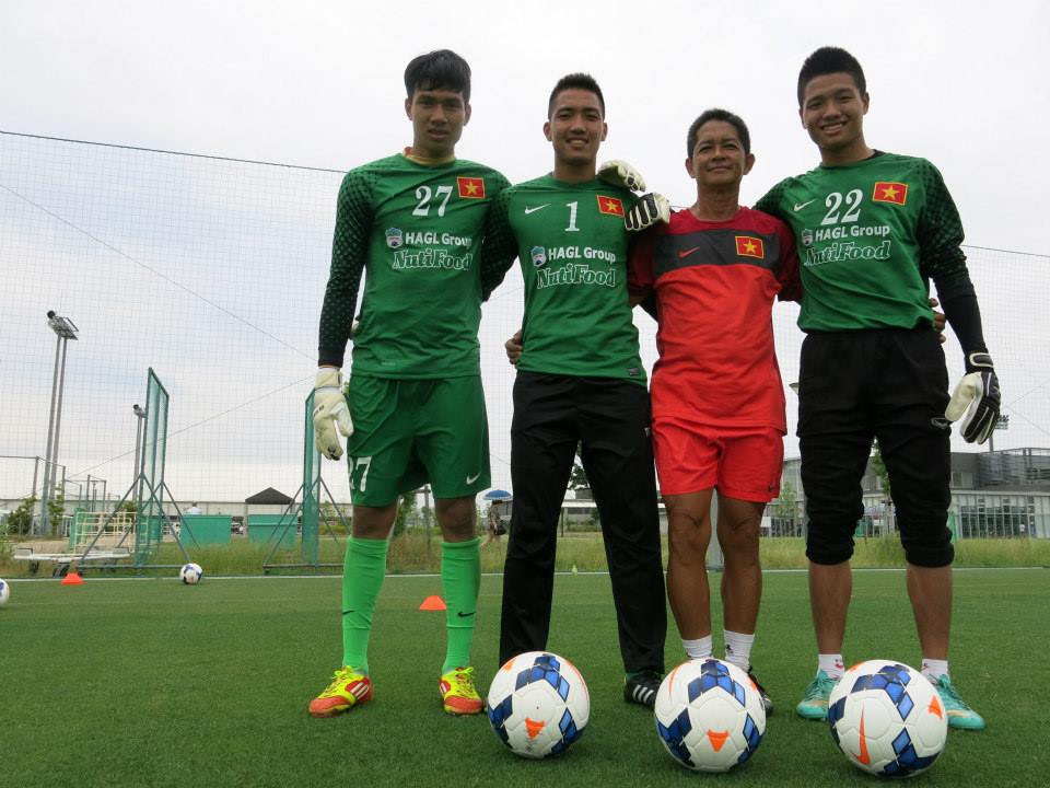 Minh Toàn (27) cùng với Văn Trường (1), Minh Long (22) cùng HLV thủ môn đội U.19 Việt Nam Nguyễn Hồng Phẩm