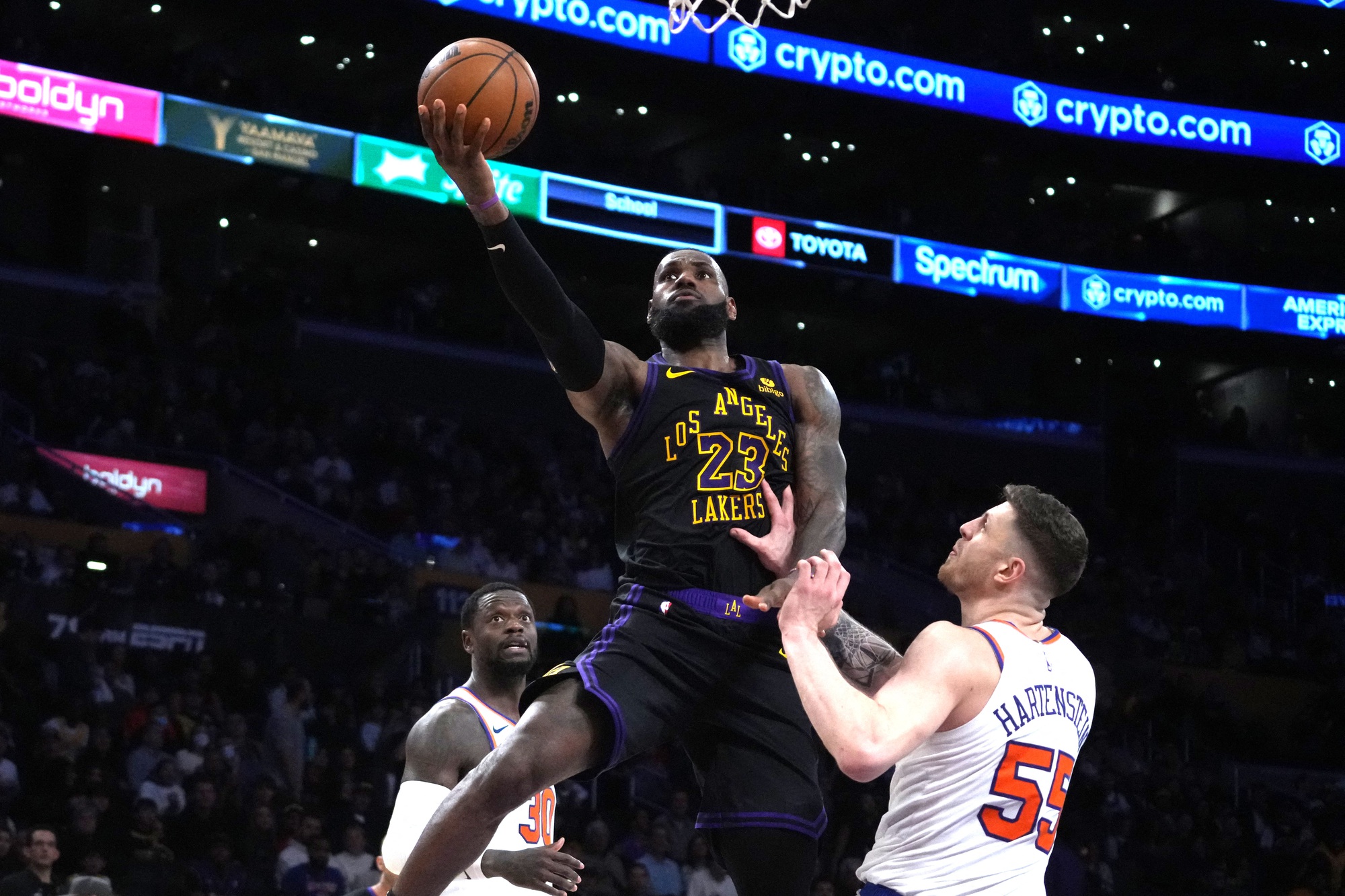 LeBron James cùng Lakers thua đau trong ngày 'khoe' chức vô địch lịch sử - Ảnh 2.