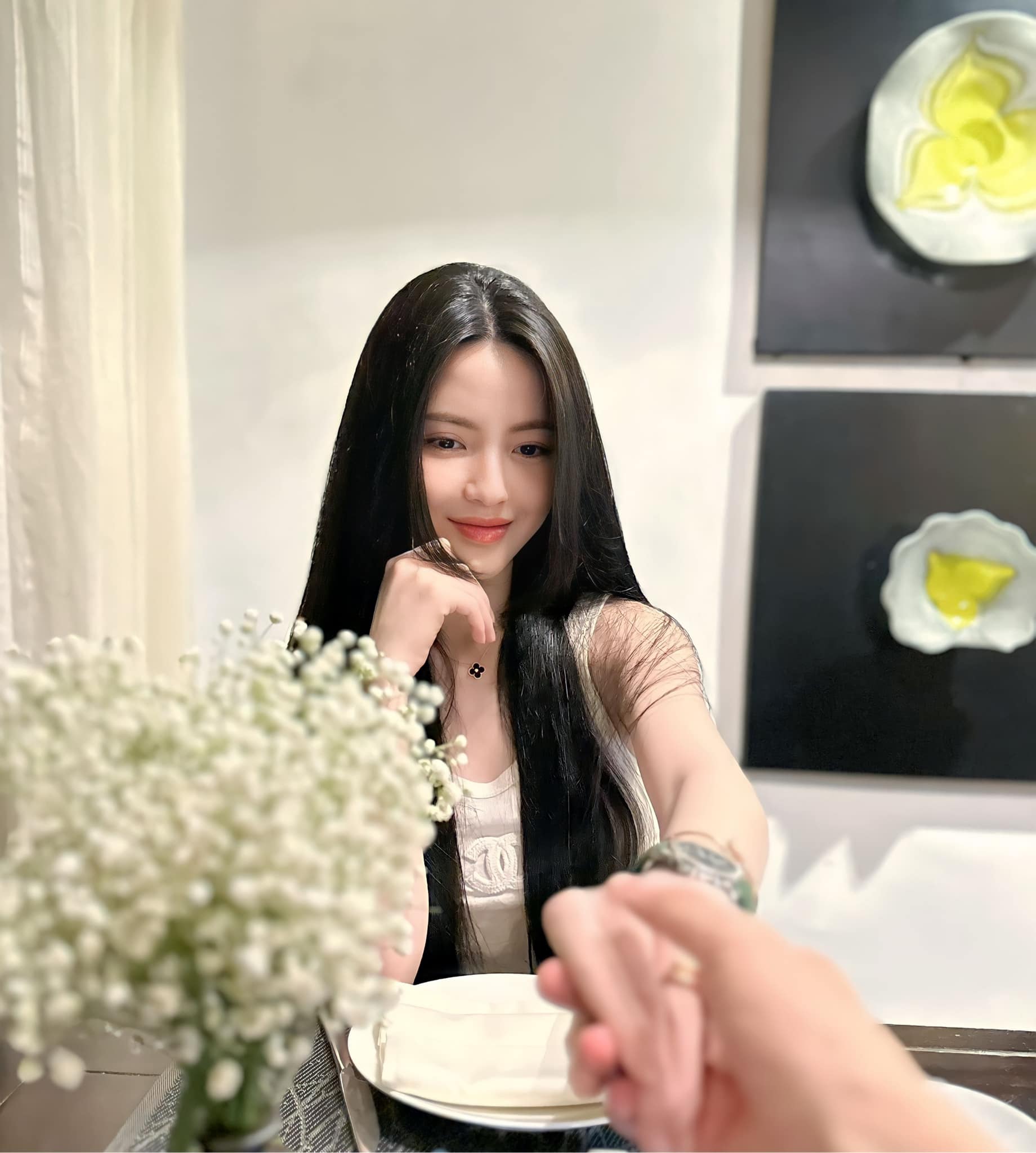 Nhan sắc ngọt ngào của 'hot girl' sắp về một nhà với Quang Hải - Ảnh 4. Nhan sắc ngọt ngào của 'hot girl' sắp về một nhà với Quang Hải - Ảnh 4.