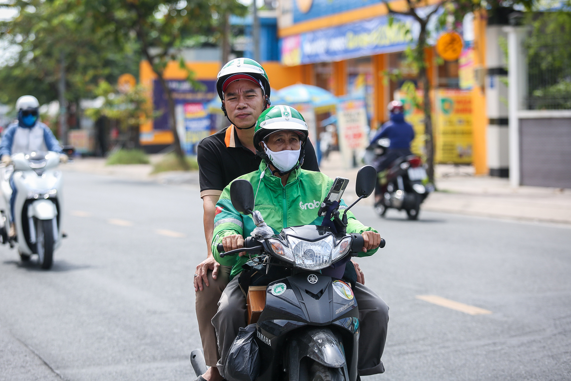 Bác tài U60 chạy xe công nghệ ‘nuôi’ ước mơ cắt tóc, dạy ngoại ngữ miễn phí - Ảnh 5.