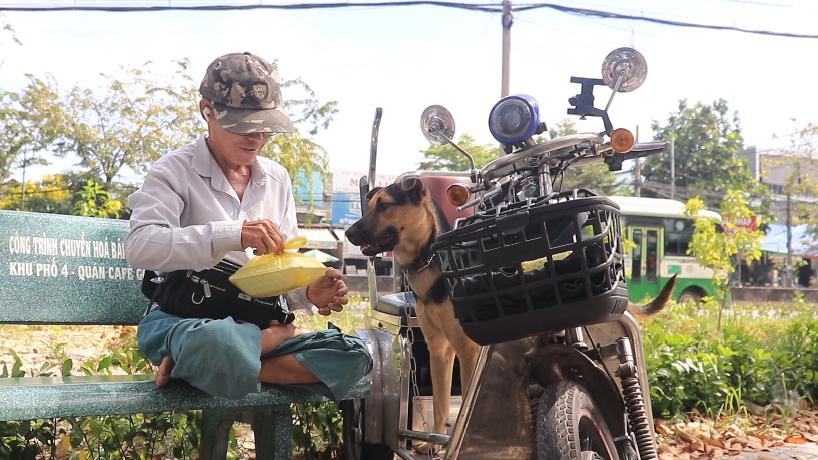 Người bán vé số khuyết tật nhường cơm, bỏ thuốc lá tiêm ngừa cho ‘bạn đồng hành’ - Ảnh 2.