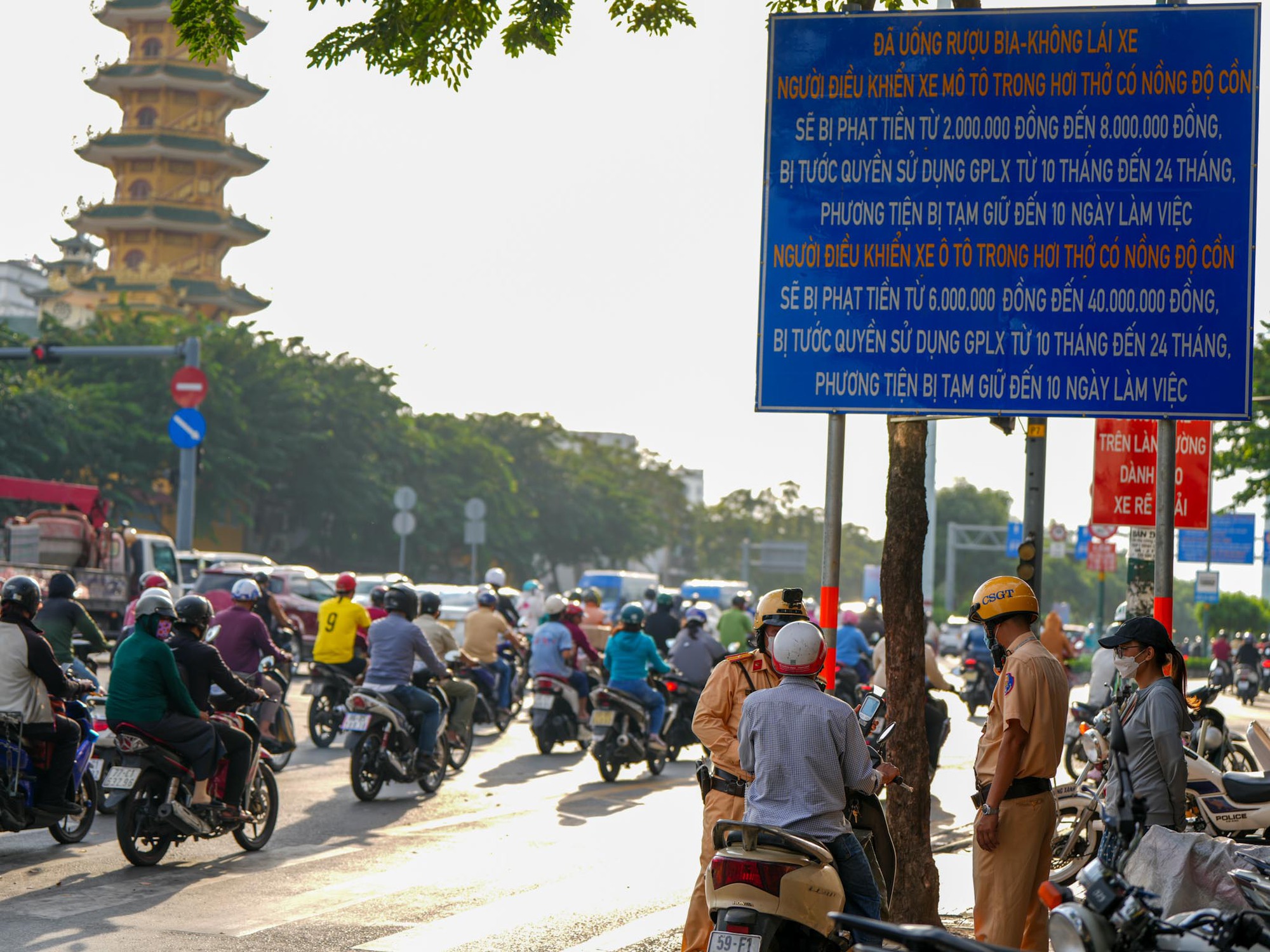 CSGT xử phạt nồng độ cồn: Có người bị phạt tiền triệu vì uống bia tối qua - Ảnh 2. CSGT xử phạt nồng độ cồn: Có người bị phạt tiền triệu vì uống bia tối qua - Ảnh 2.