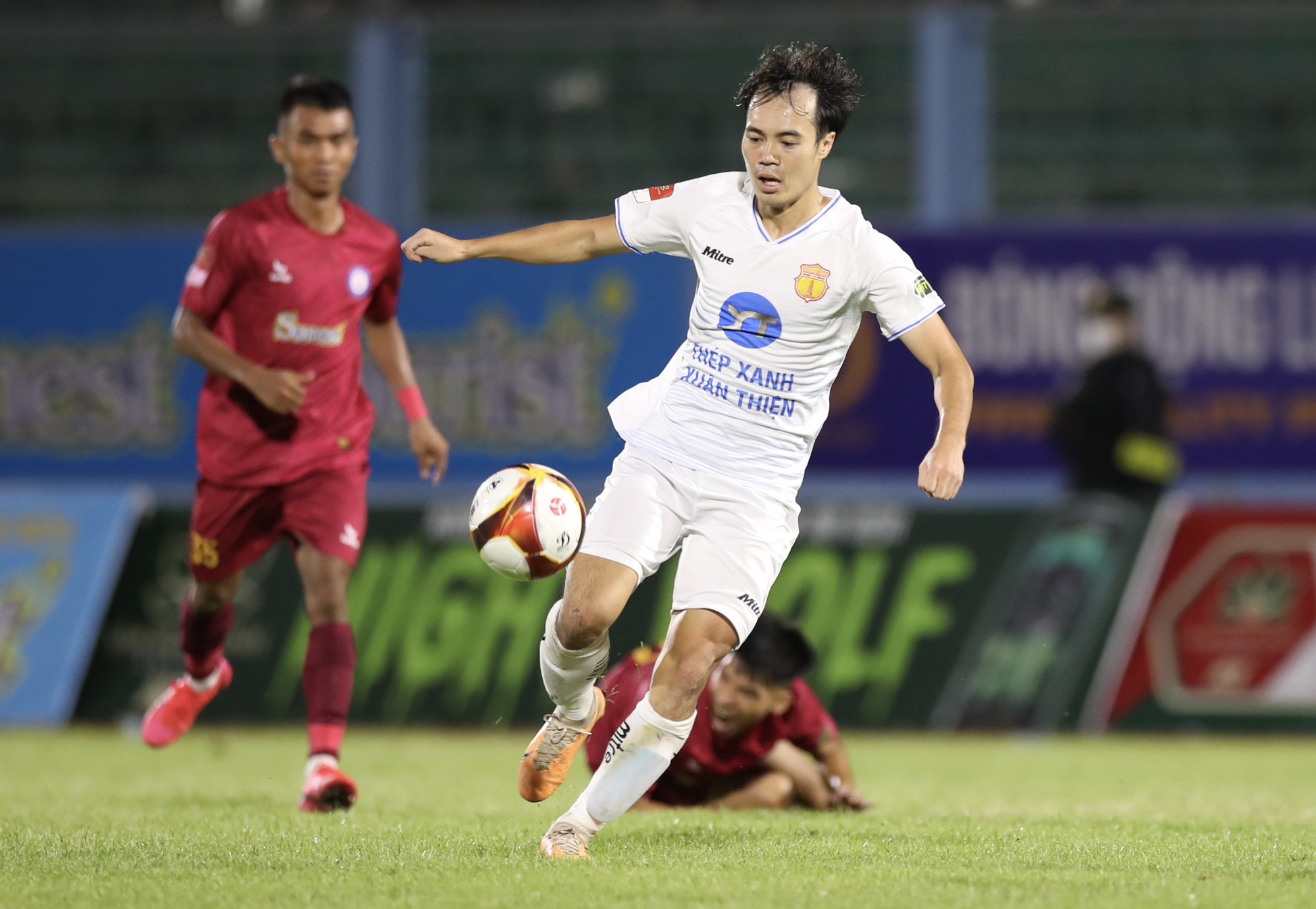 V-League: Văn Toàn cùng CLB Nam Định vào 'khúc cua' kịch tính - Ảnh 1.