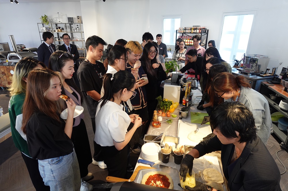 Học đi đôi với hành: Đi thực tế liên tục như sinh viên RMIT- Ảnh 1. Học đi đôi với hành: Đi thực tế liên tục như sinh viên RMIT- Ảnh 1.