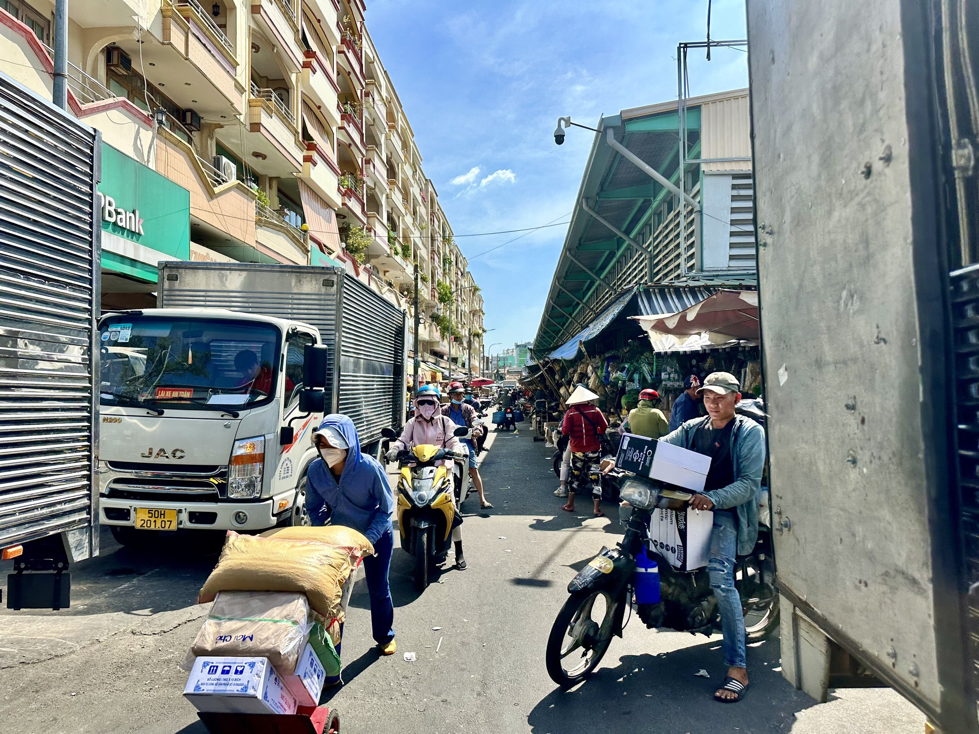 Hàng khô, bánh kẹo, mứt... đổ về chợ chờ tết- Ảnh 3.