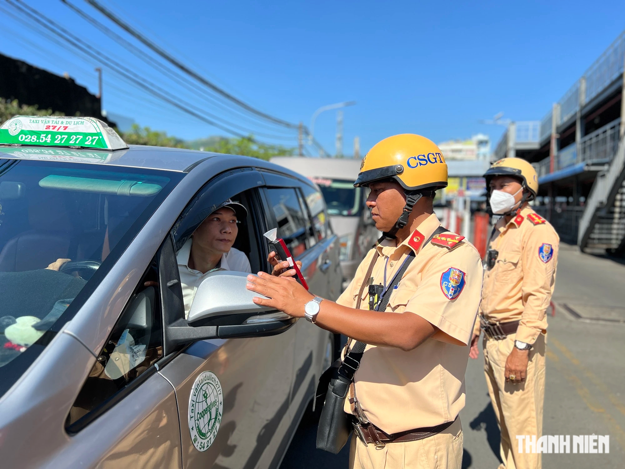 CSGT TP.HCM đo nồng độ cồn ban ngày: Nhiều tài xế 'cả tháng không dám uống'- Ảnh 1.