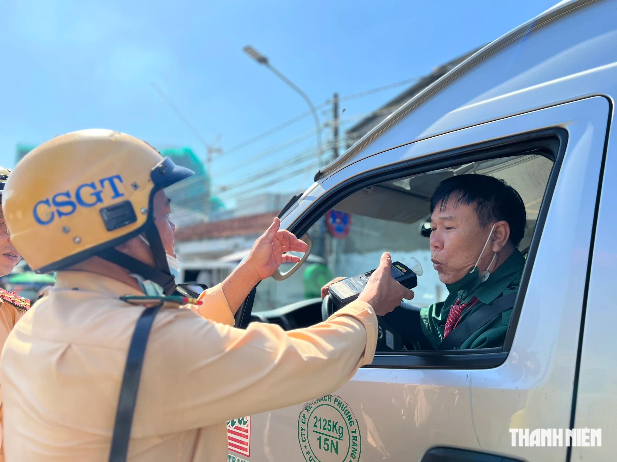 CSGT TP.HCM đo nồng độ cồn ban ngày: Nhiều tài xế 'cả tháng không dám uống'- Ảnh 2.