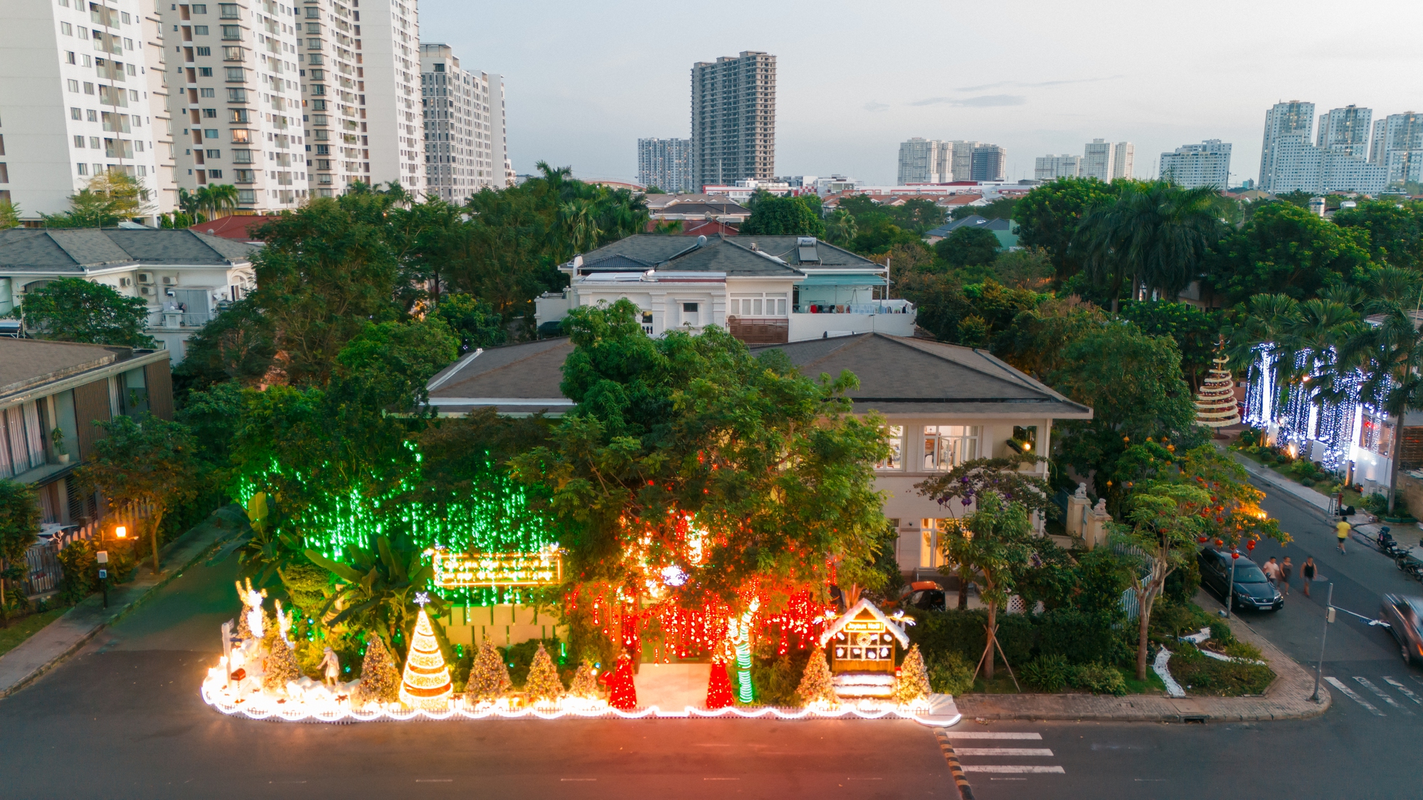 Biệt thự hot nhất Phú Mỹ Hưng dịp Giáng sinh: Lộng lẫy cả khu phố, trang trí mất cả tháng- Ảnh 5.