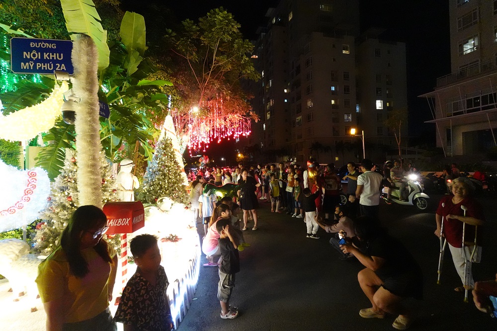 Biệt thự hot nhất Phú Mỹ Hưng dịp Giáng sinh: Lộng lẫy cả khu phố, trang trí mất cả tháng- Ảnh 3.