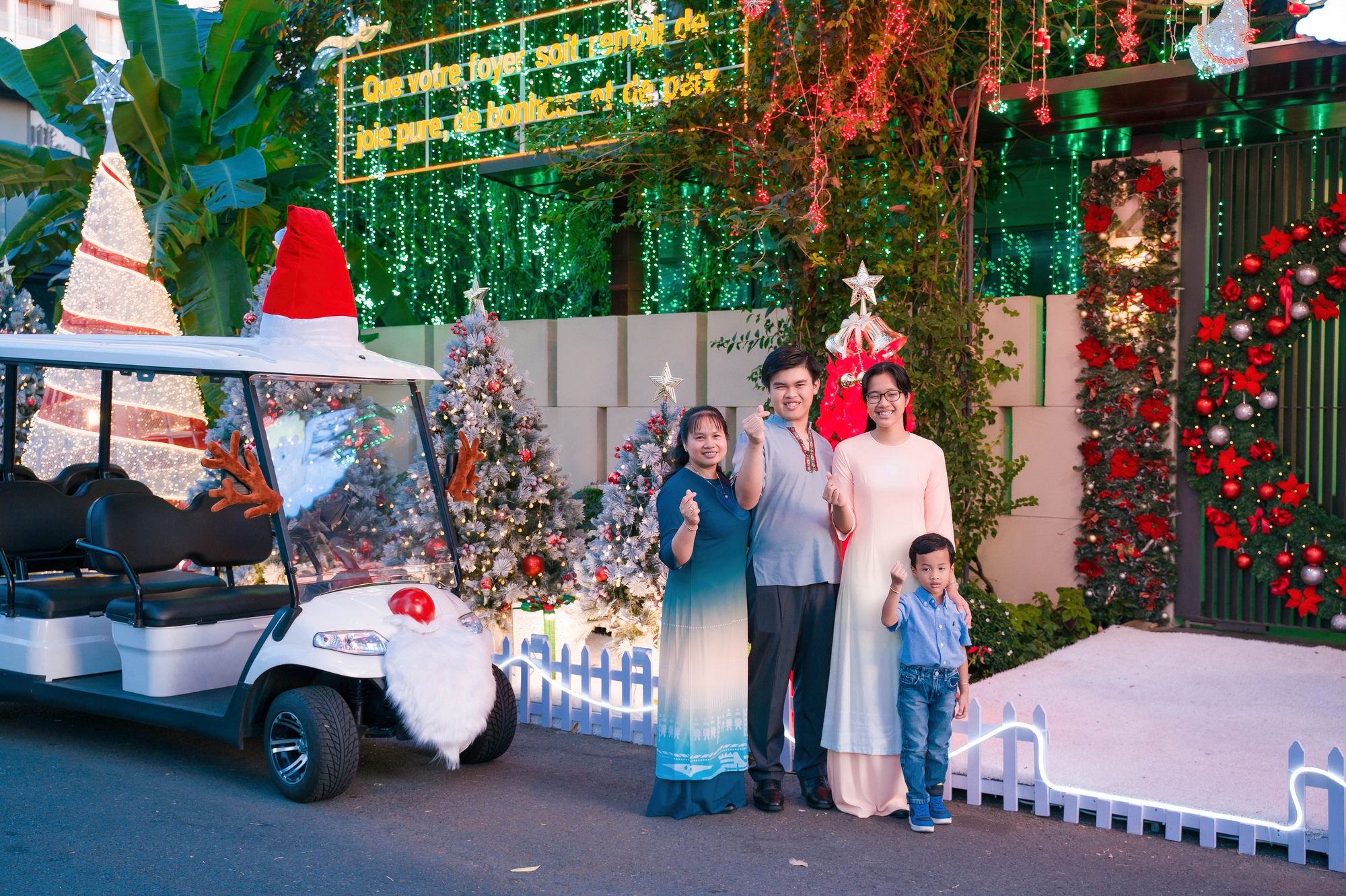 Biệt thự hot nhất Phú Mỹ Hưng dịp Giáng sinh: Lộng lẫy cả khu phố, trang trí mất cả tháng- Ảnh 4.