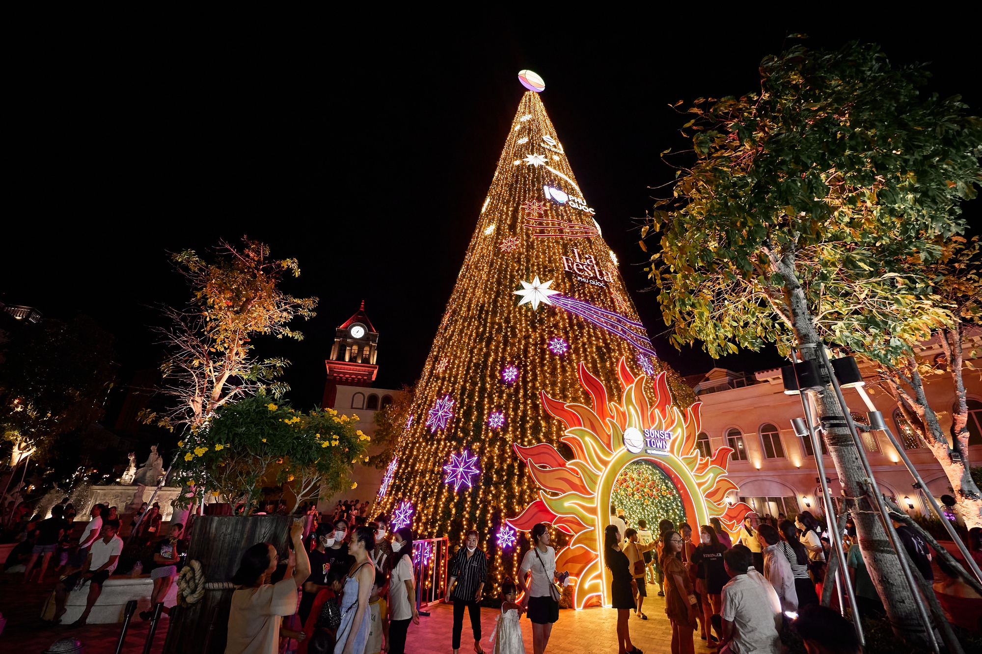 Phú Quốc thắp sáng cây thông 24m, mở màn mùa Giáng sinh tưng bừng chưa từng có - Ảnh 2.