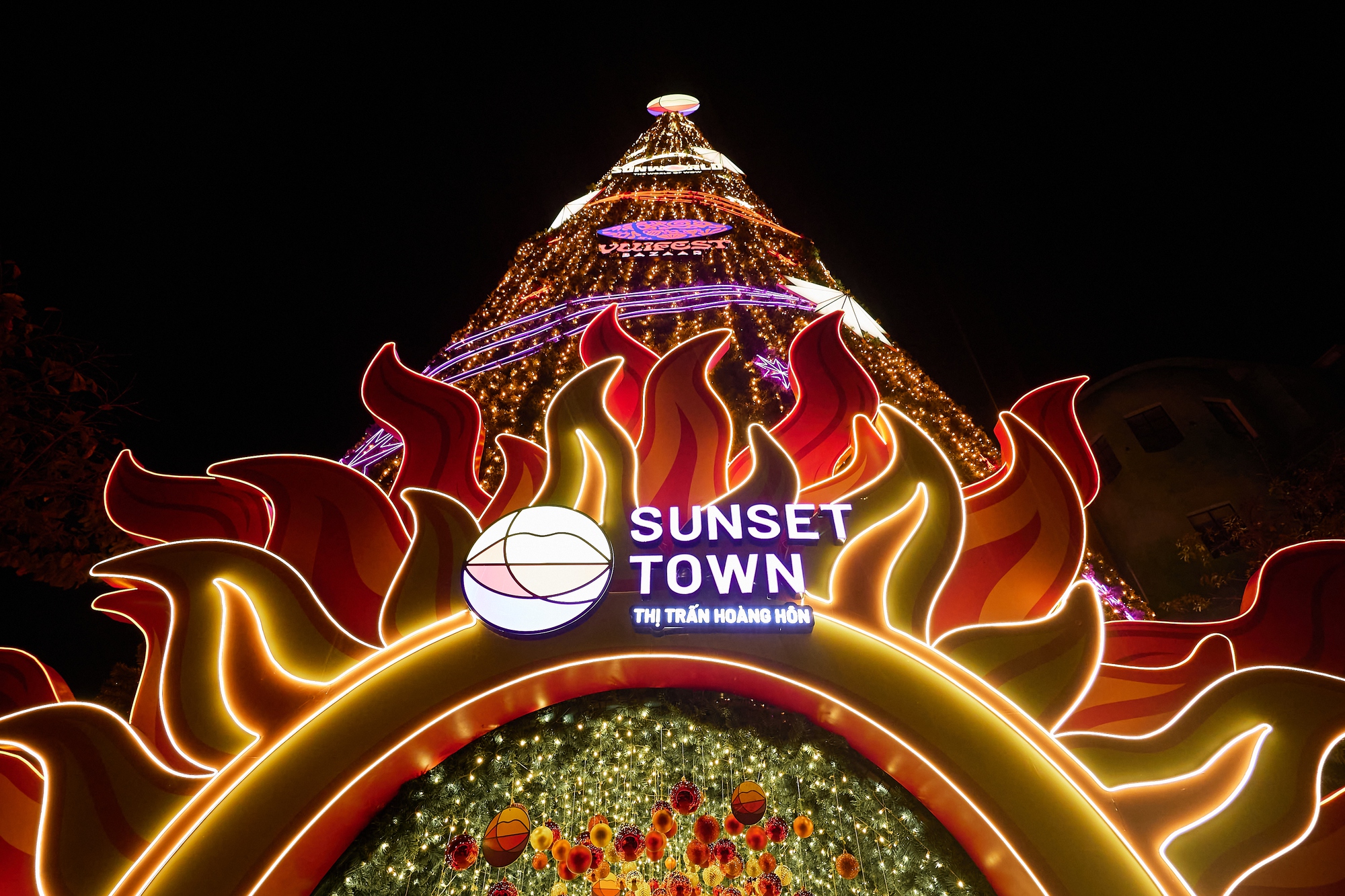 Phú Quốc thắp sáng cây thông 24m, mở màn mùa Giáng sinh tưng bừng chưa từng có - Ảnh 1.