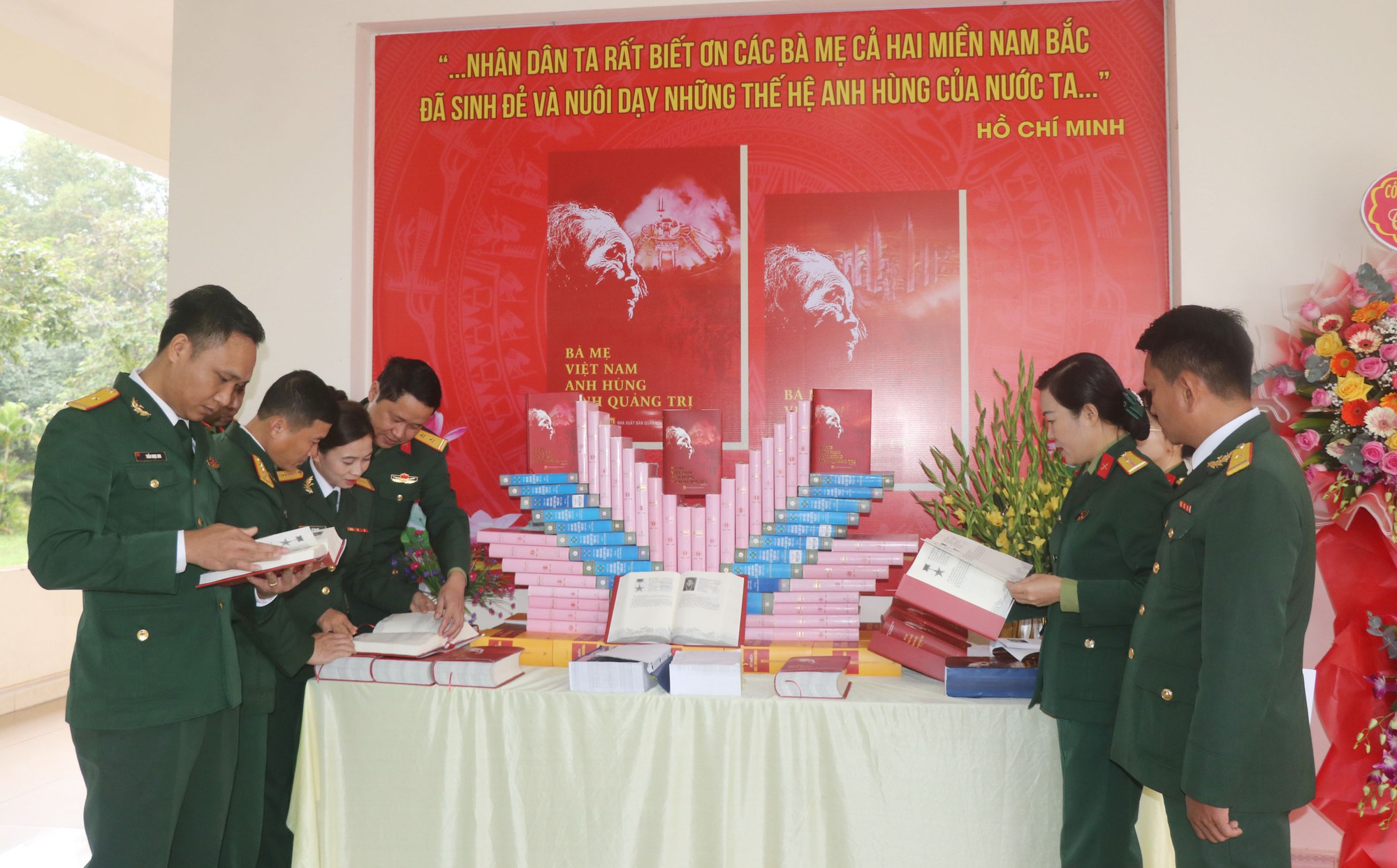 Quảng Trị in sách về cuộc đời của 2.833 Mẹ Việt Nam anh hùng - Ảnh 2.