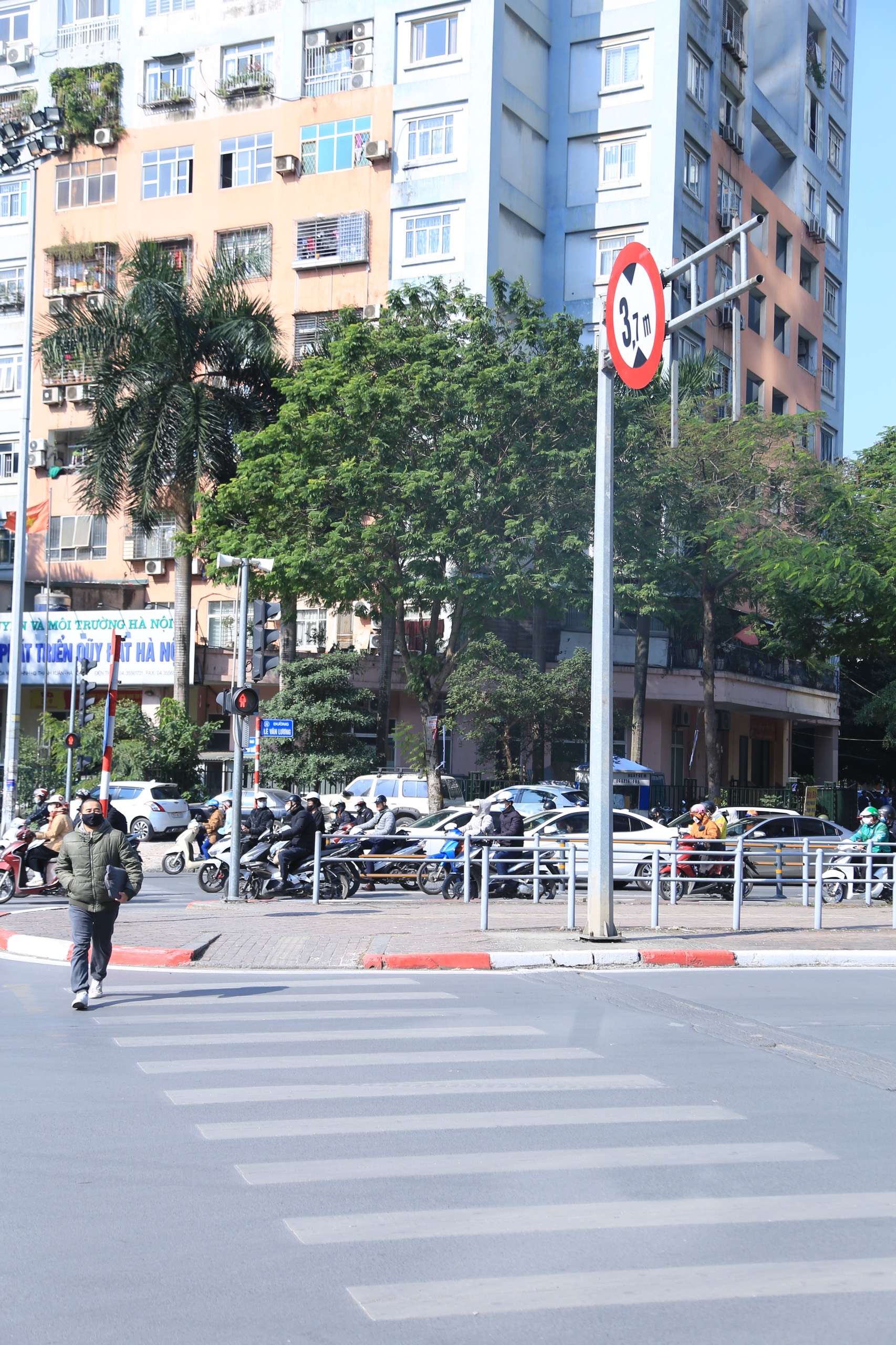 Hà Nội chi hơn 8,5 tỉ sơn kẻ vạch, tổ chức giao thông tuyến buýt nhanh BRT- Ảnh 2.