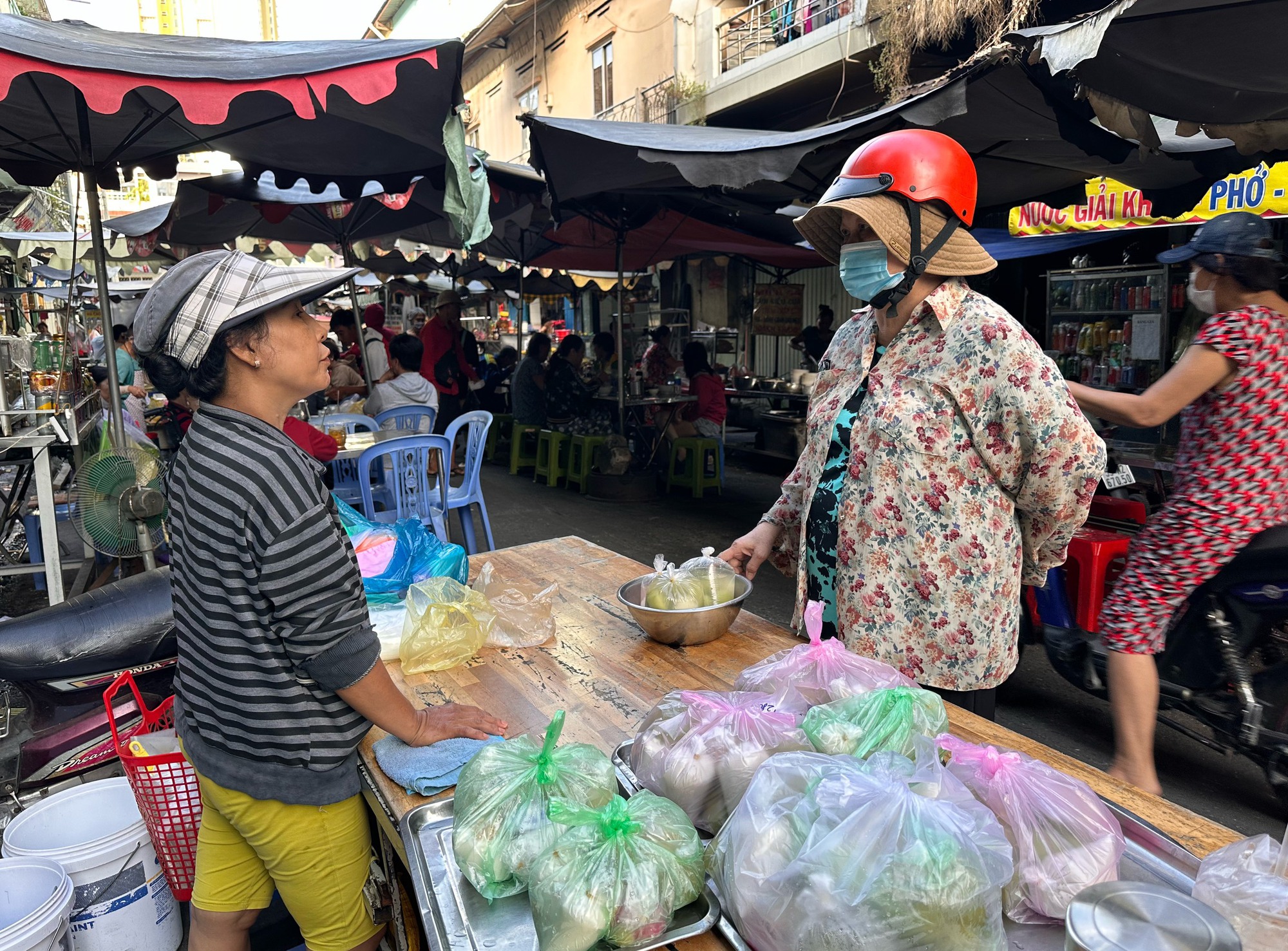 Vì sao sáng nay ùn ùn người chen nhau mua chè trôi nước ở khu Chợ Lớn?- Ảnh 7.