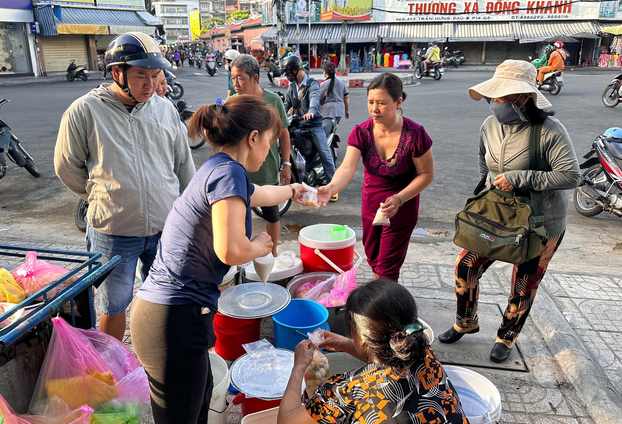 Vì sao sáng nay ùn ùn người chen nhau mua chè trôi nước ở khu Chợ Lớn?- Ảnh 3.