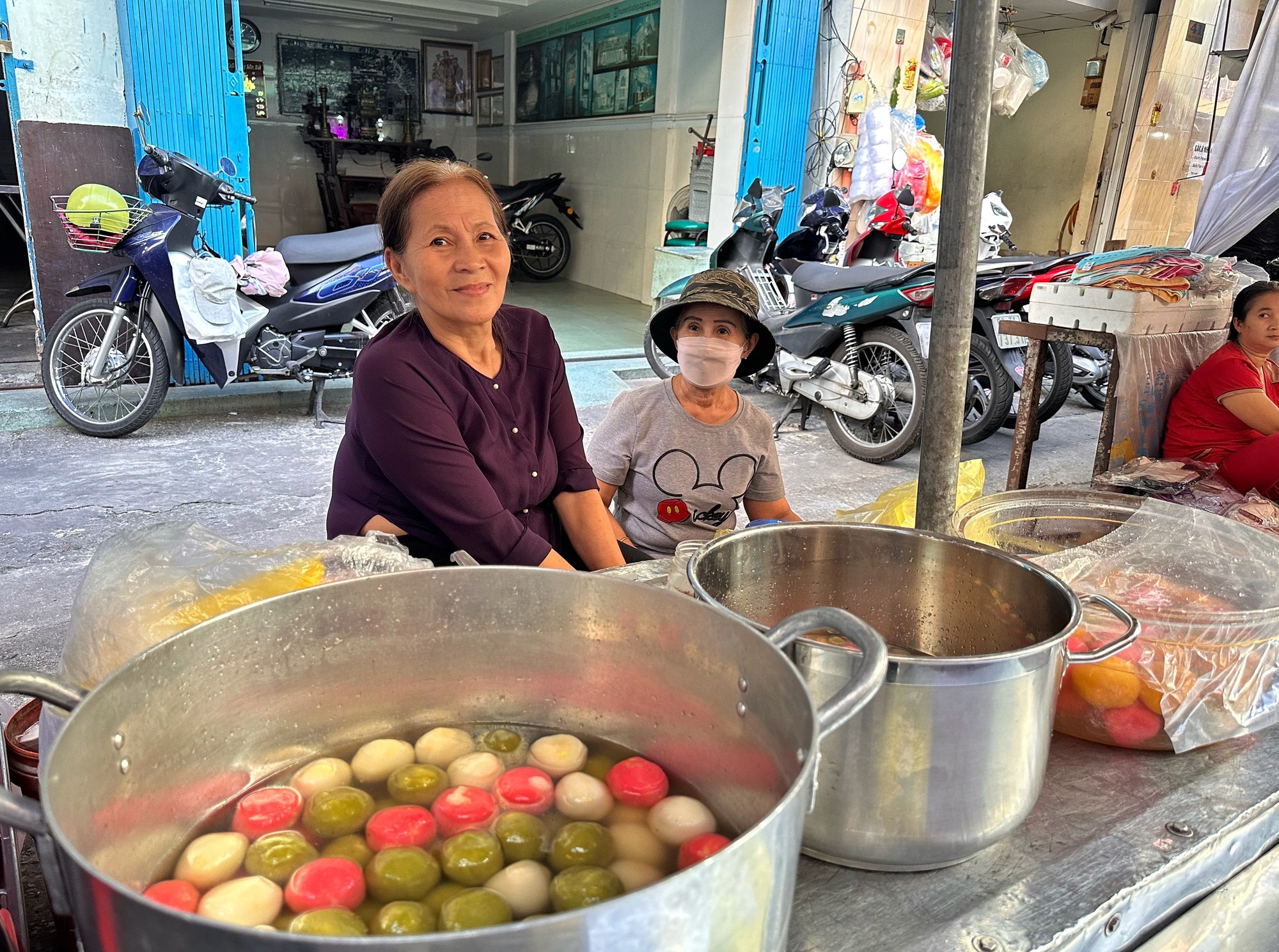 Vì sao sáng nay ùn ùn người chen nhau mua chè trôi nước ở khu Chợ Lớn?- Ảnh 8.