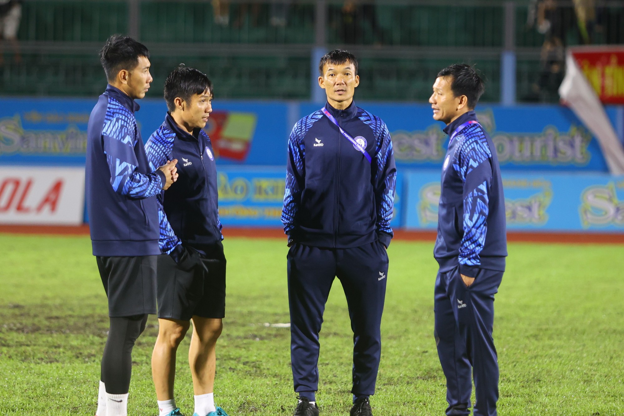 BHL CLB Khánh Hòa dẫn đầu bởi HLV Trọng Bình (thứ 2 từ phải sang) và trợ lý Lê Tấn Tài