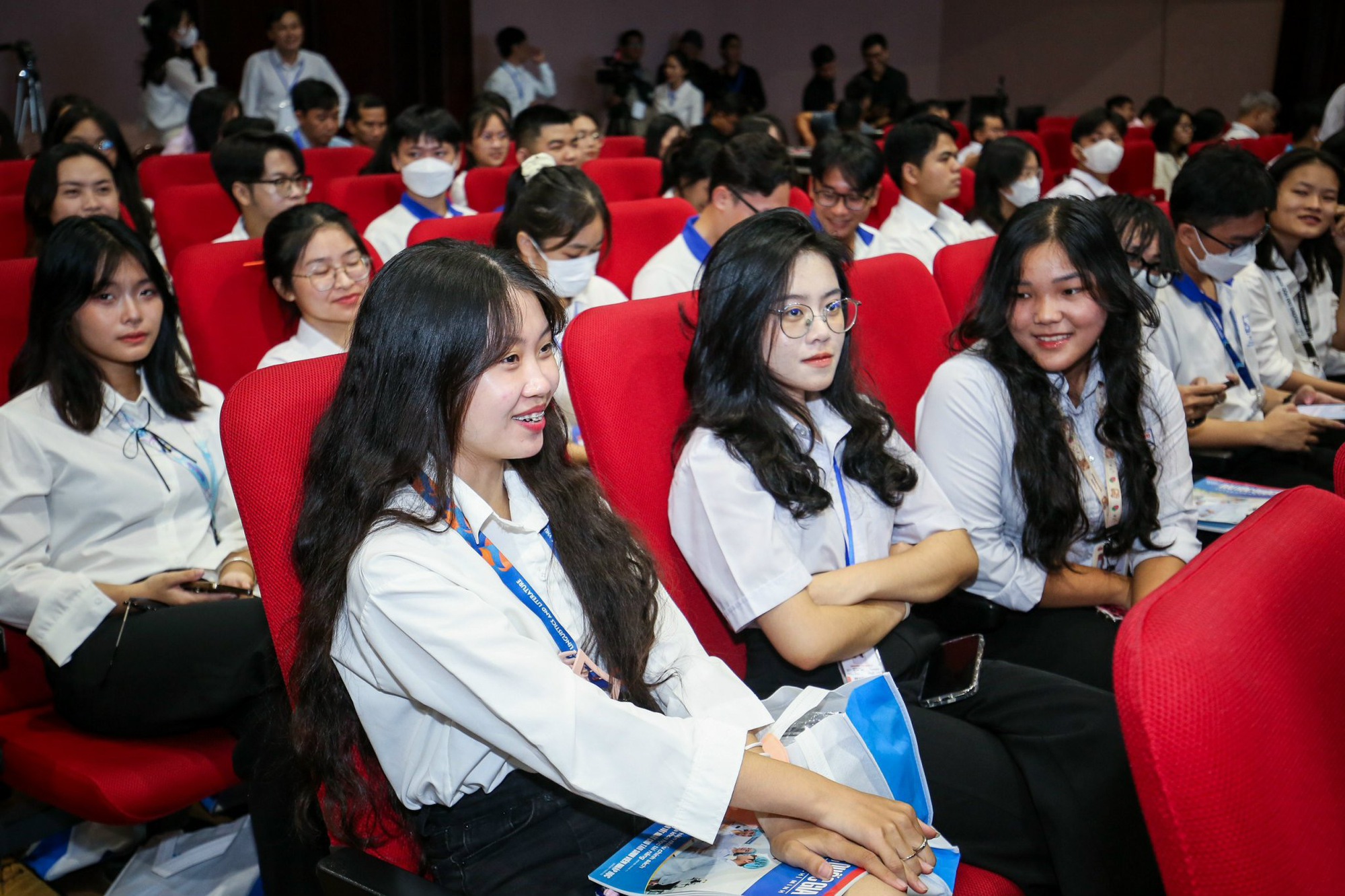 Lương khởi điểm người có bằng đại học đa số ở mức 5-10 triệu đồng/tháng- Ảnh 2. Lương khởi điểm người có bằng đại học đa số ở mức 5-10 triệu đồng/tháng- Ảnh 2.