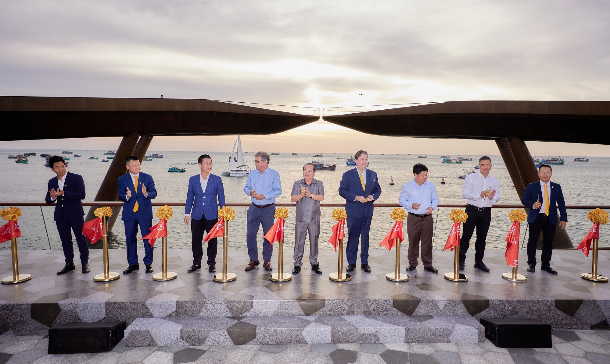Chính thức khai trương Cầu Hôn - 'cơn địa chấn' mới cho du lịch Việt Nam- Ảnh 1.