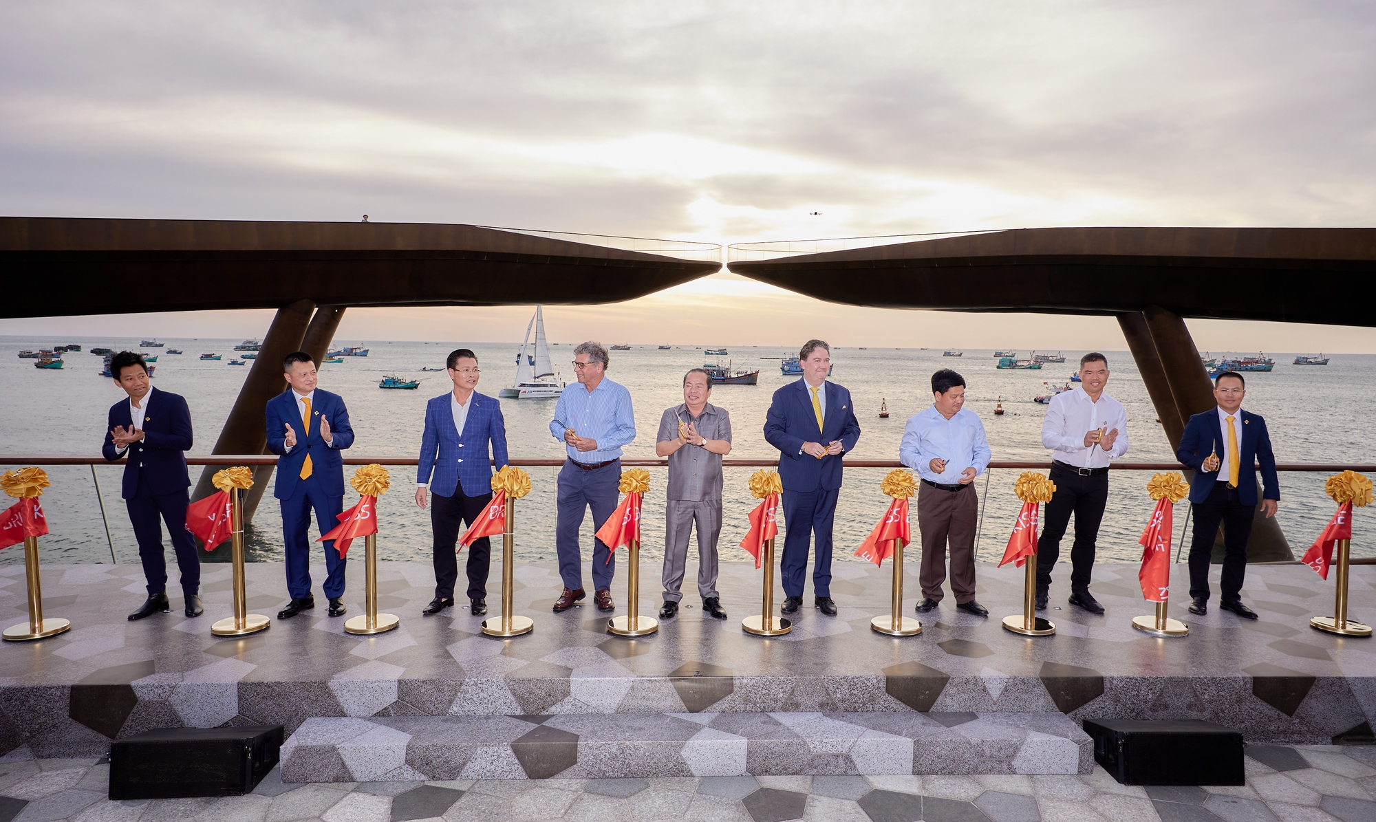 Chính thức khai trương Cầu Hôn - 'cơn địa chấn' mới cho du lịch Việt Nam- Ảnh 1. Chính thức khai trương Cầu Hôn - 'cơn địa chấn' mới cho du lịch Việt Nam- Ảnh 1.