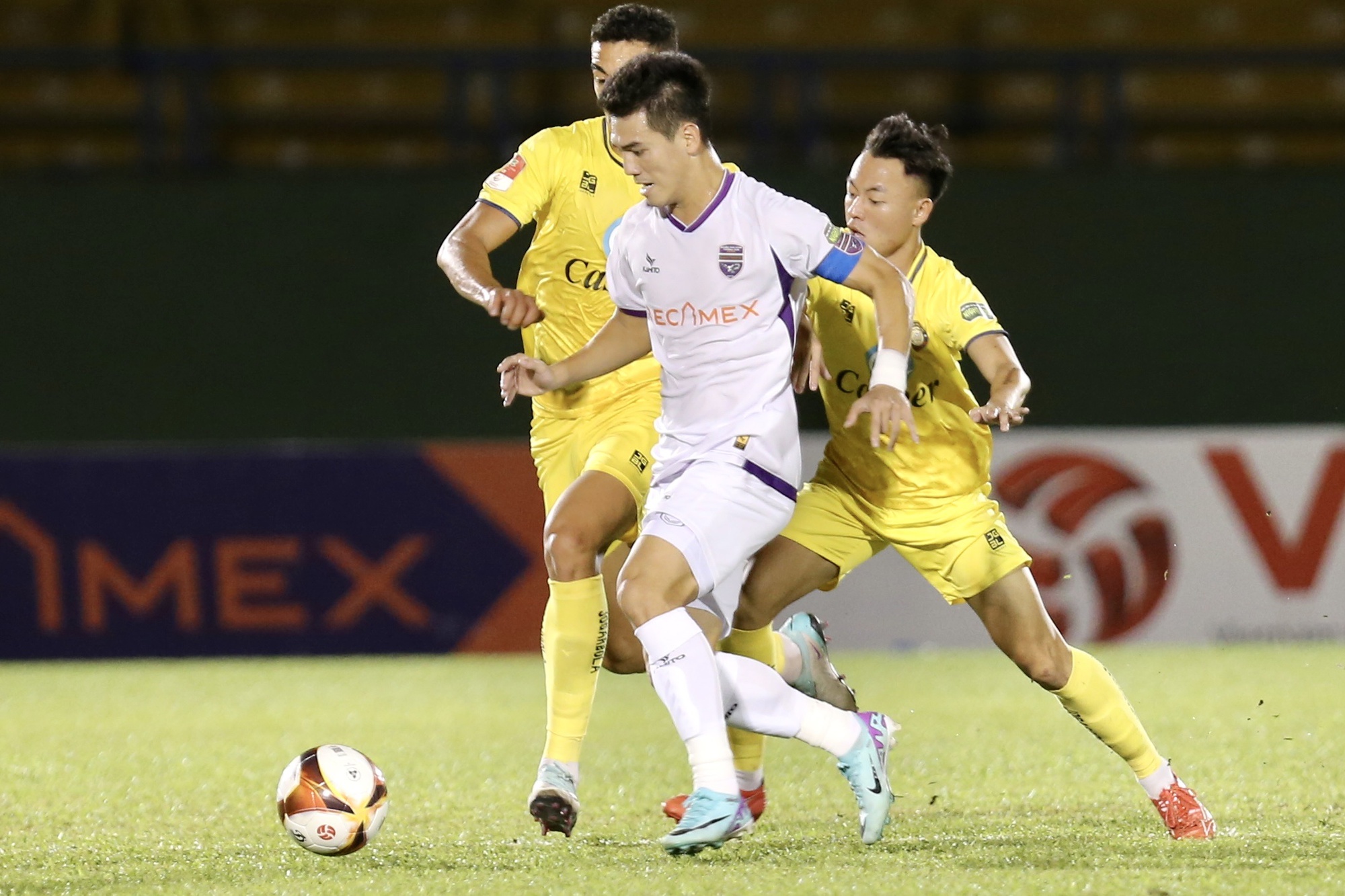 Sao trẻ đội tuyển Việt Nam tỏa sáng, HLV Huỳnh Đức cùng CLB Bình Dương vững ngôi đầu- Ảnh 1.