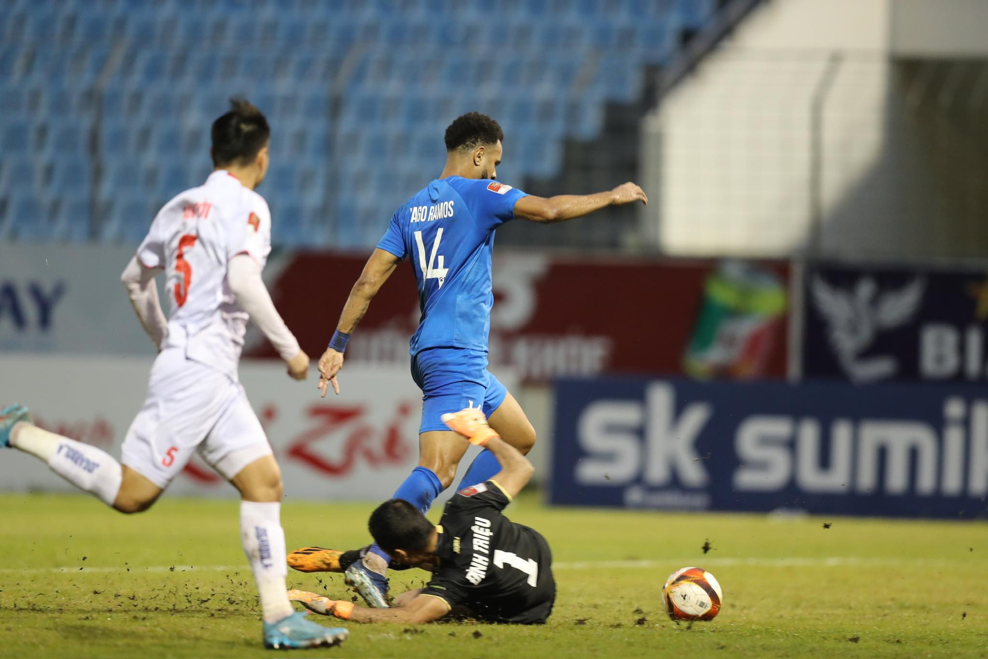 V-League: Trò cưng HLV Troussier lập công, CLB Quảng Nam thắng sốc đội Hải Phòng- Ảnh 2.