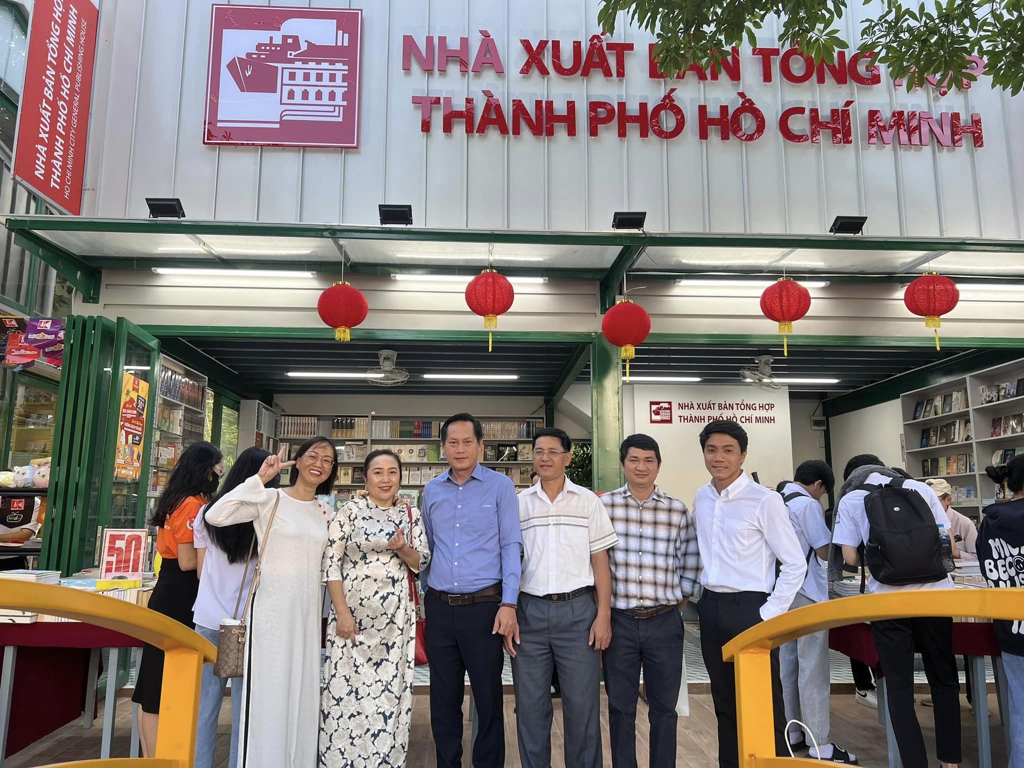 Chủ gian hàng mừng rỡ ngày đường sách thành phố Thủ Đức khánh thành- Ảnh 4. Chủ gian hàng mừng rỡ ngày đường sách thành phố Thủ Đức khánh thành- Ảnh 4.