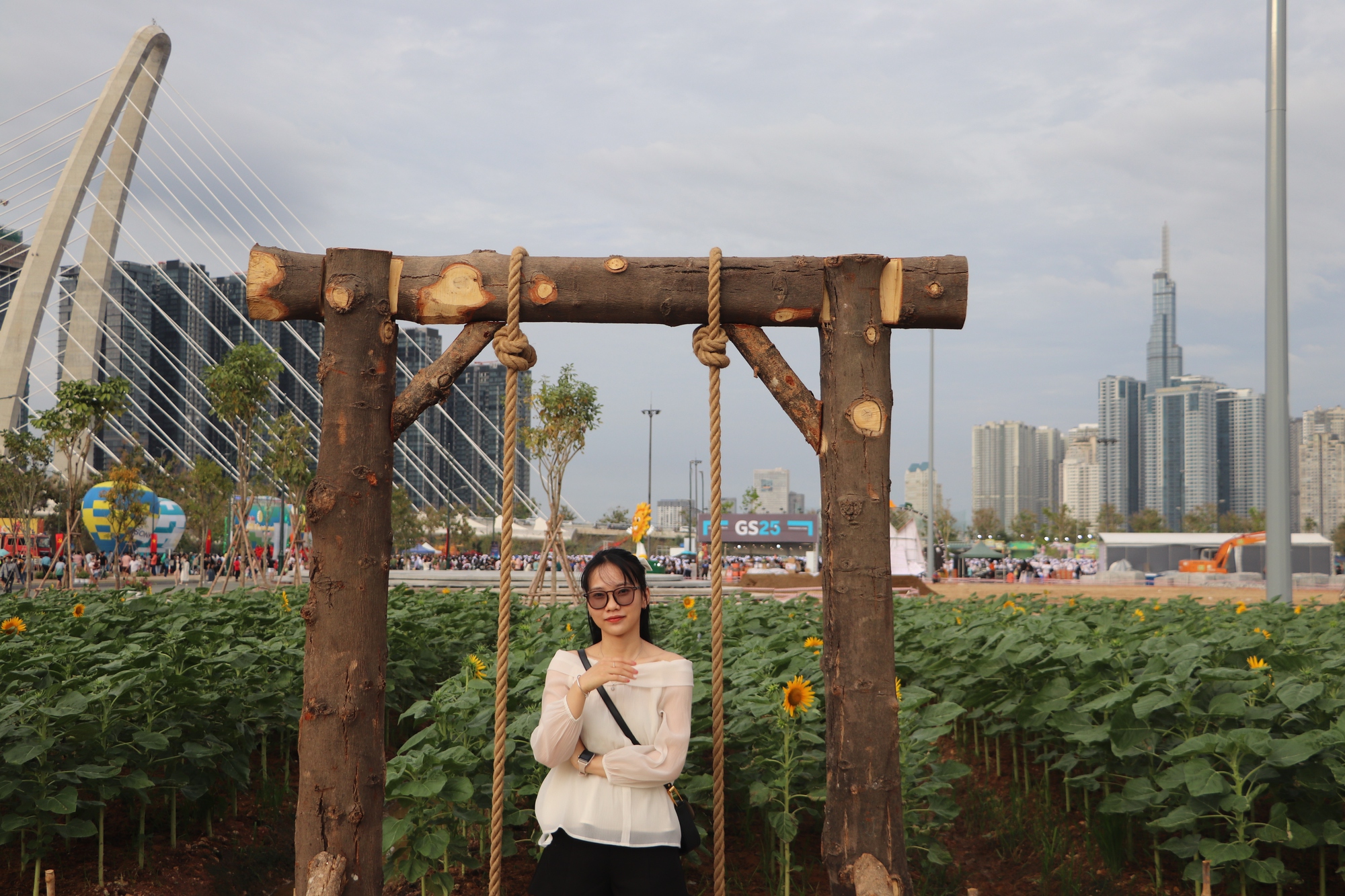 Hàng ngàn người 'check-in' công viên mới toanh ở bờ sông Sài Gòn- Ảnh 11.
