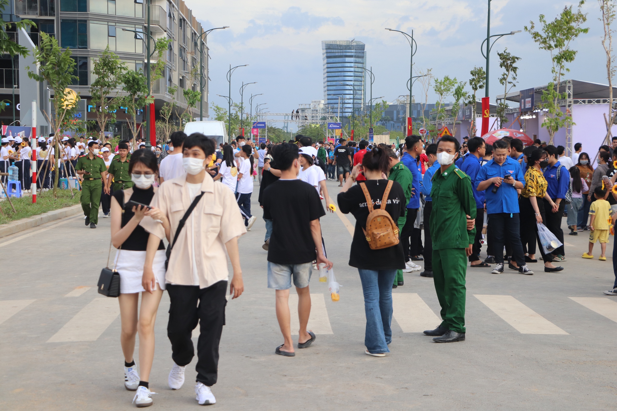 Hàng ngàn người 'check-in' công viên mới toanh ở bờ sông Sài Gòn- Ảnh 14.