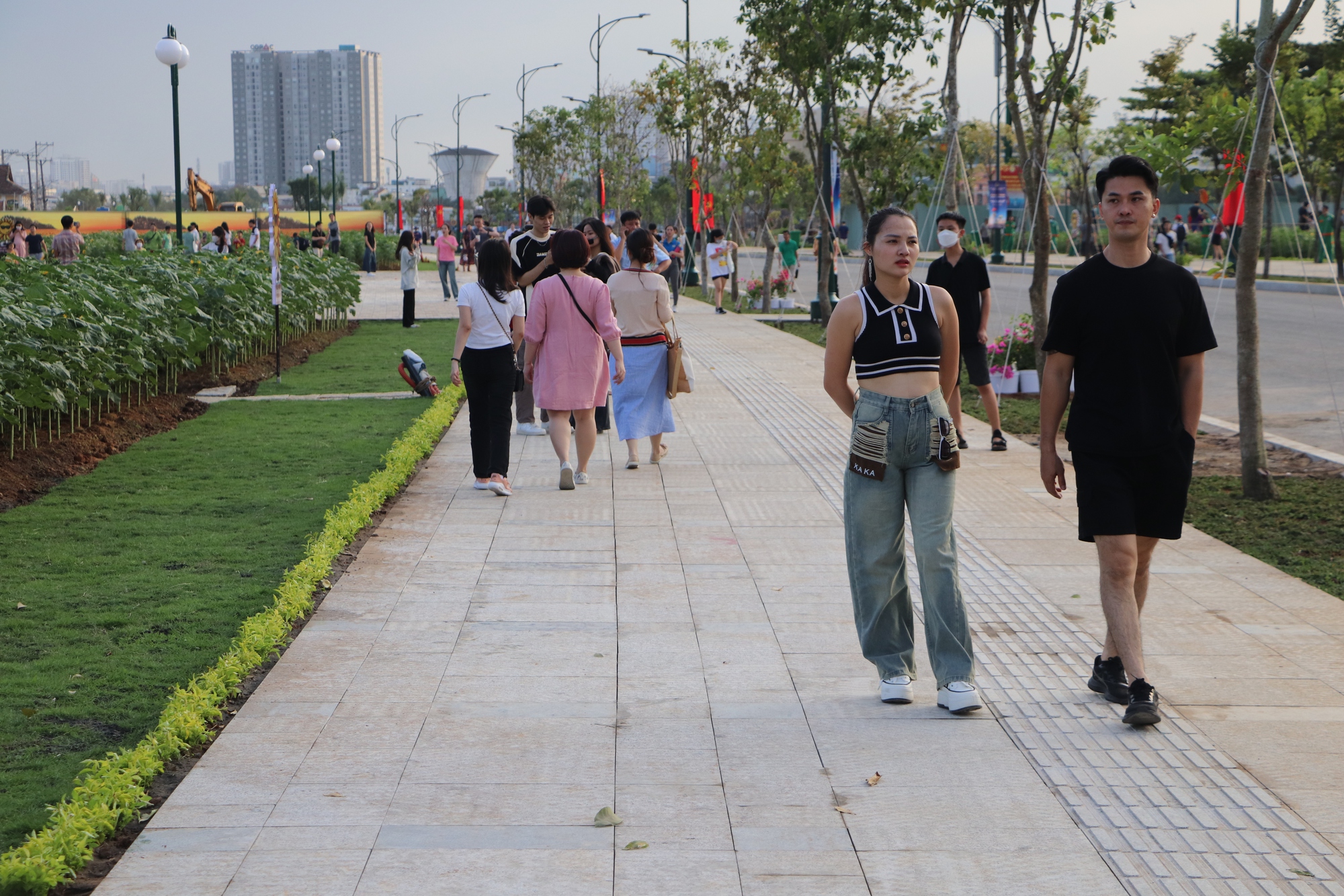 Hàng ngàn người 'check-in' công viên mới toanh ở bờ sông Sài Gòn- Ảnh 12.