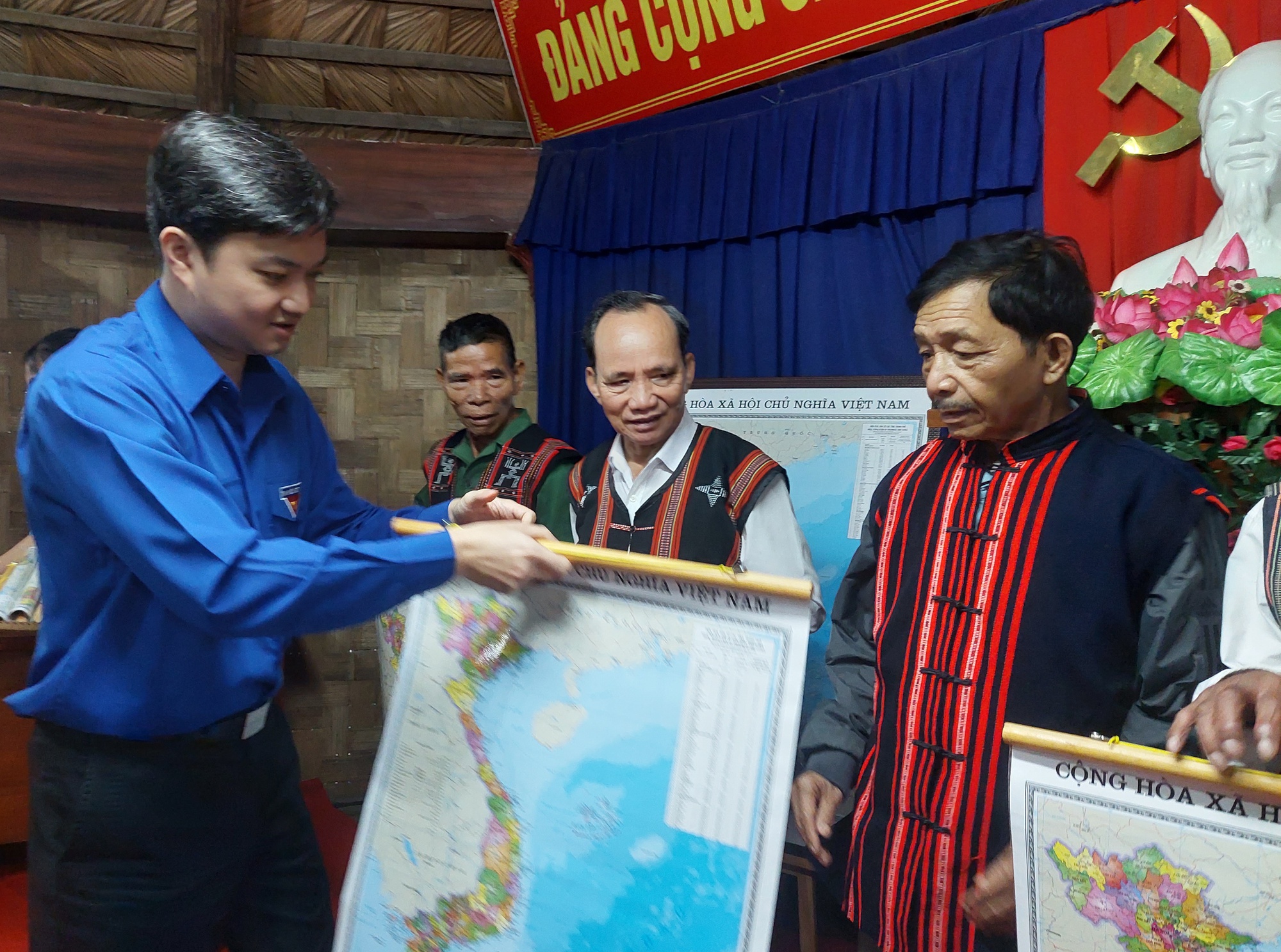 Đồng bào Cơ Tu hồ hởi đón nhận bản đồ Việt Nam- Ảnh 4. Đồng bào Cơ Tu hồ hởi đón nhận bản đồ Việt Nam- Ảnh 4.