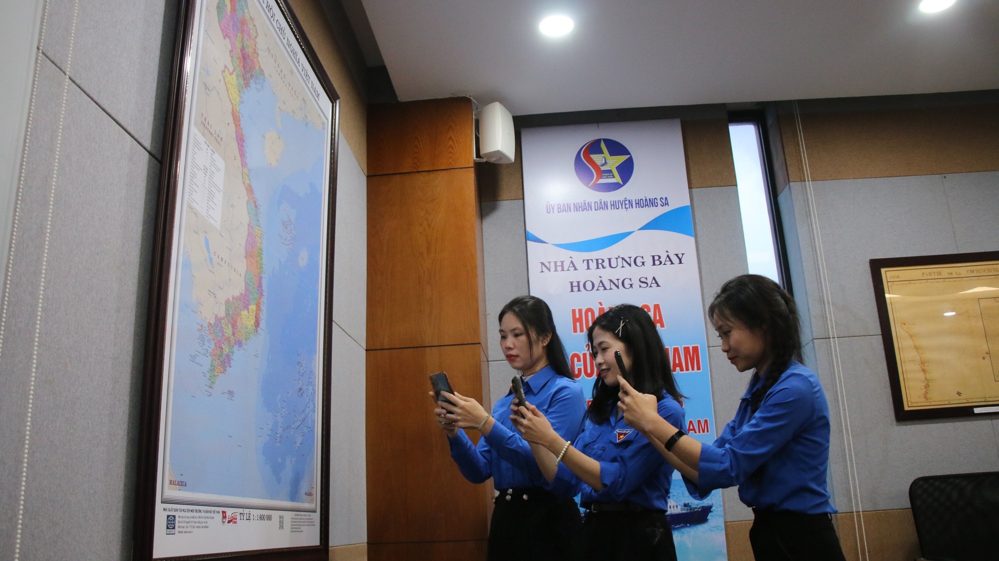 Đồng bào Cơ Tu hồ hởi đón nhận bản đồ Việt Nam- Ảnh 3.