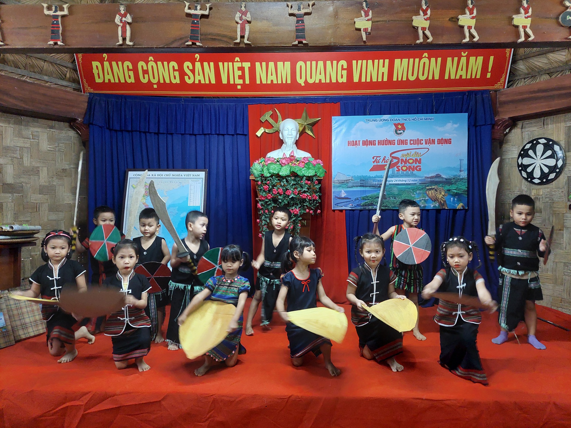 Đồng bào Cơ Tu hồ hởi đón nhận bản đồ Việt Nam- Ảnh 5. Đồng bào Cơ Tu hồ hởi đón nhận bản đồ Việt Nam- Ảnh 5.