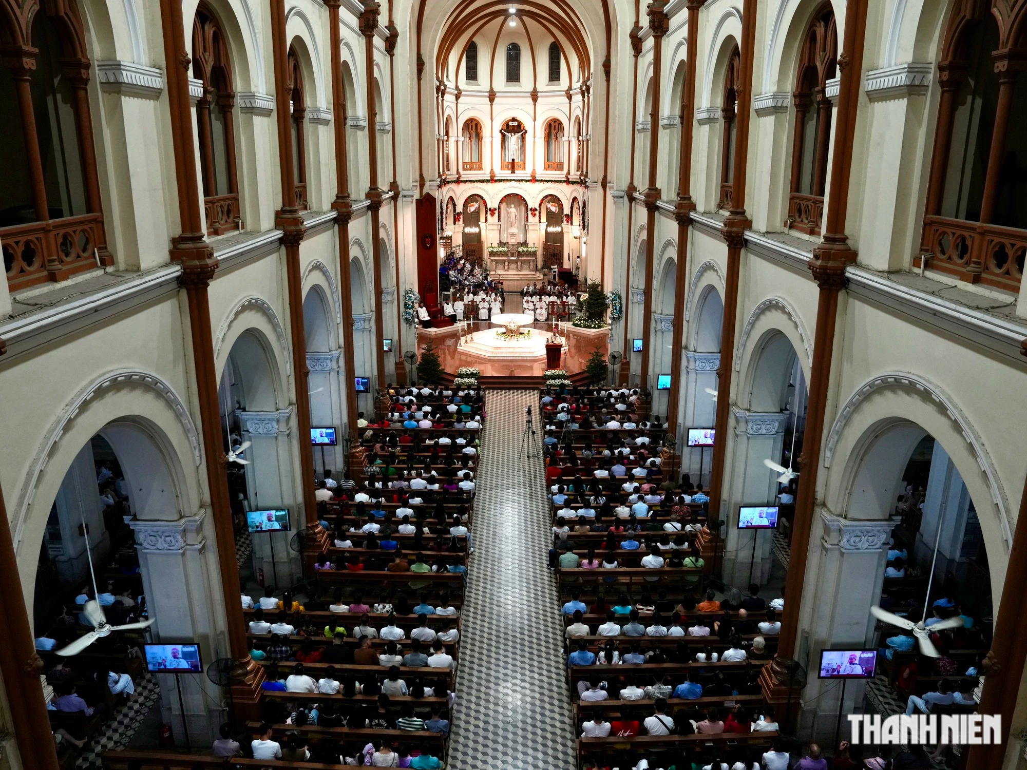 Hơn 1.000 người vào Nhà thờ Đức Bà Sài Gòn làm thánh lễ mừng Chúa Giáng sinh- Ảnh 1.