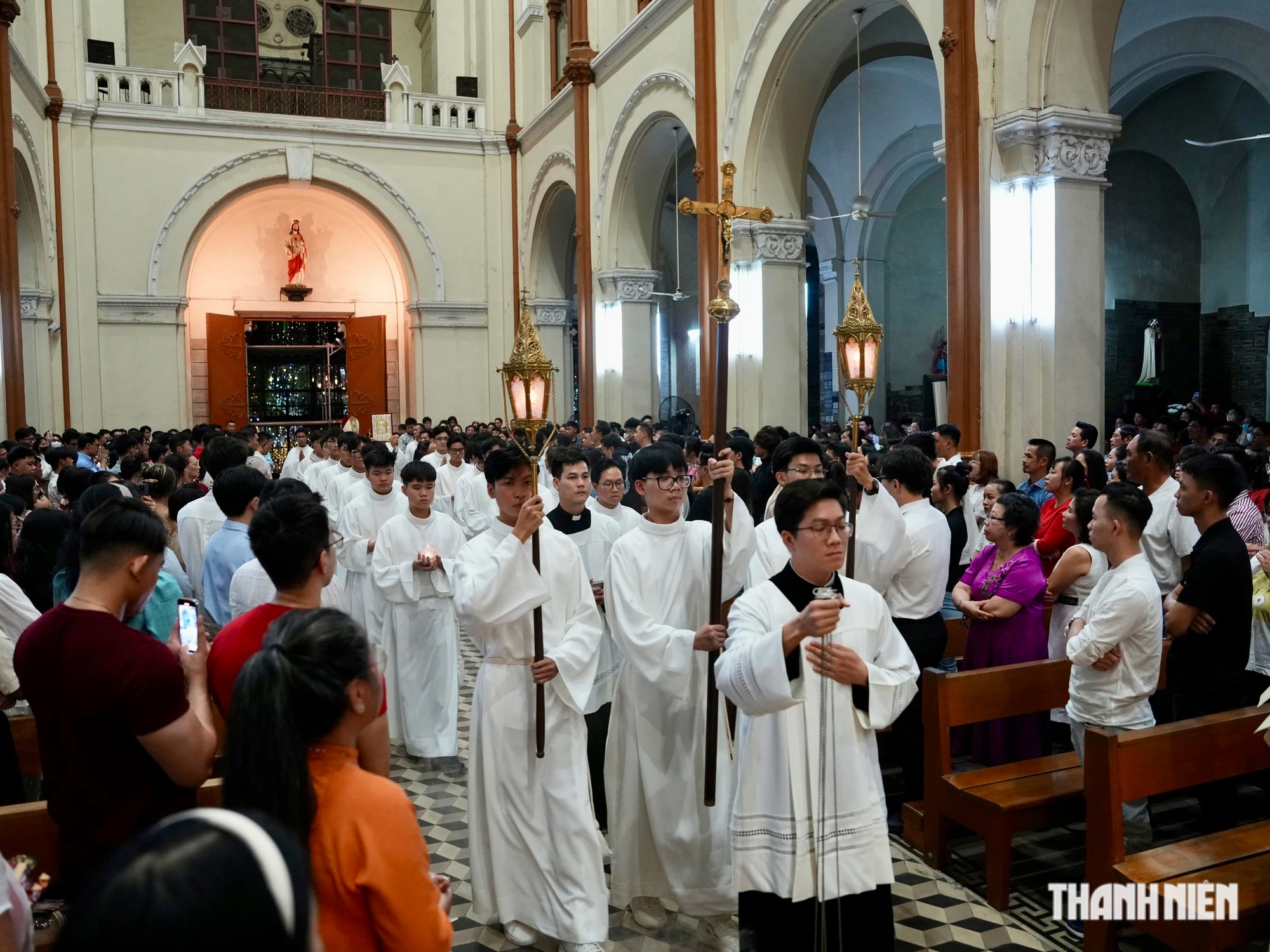 Hơn 1.000 người vào Nhà thờ Đức Bà Sài Gòn làm thánh lễ mừng Chúa Giáng sinh- Ảnh 2.