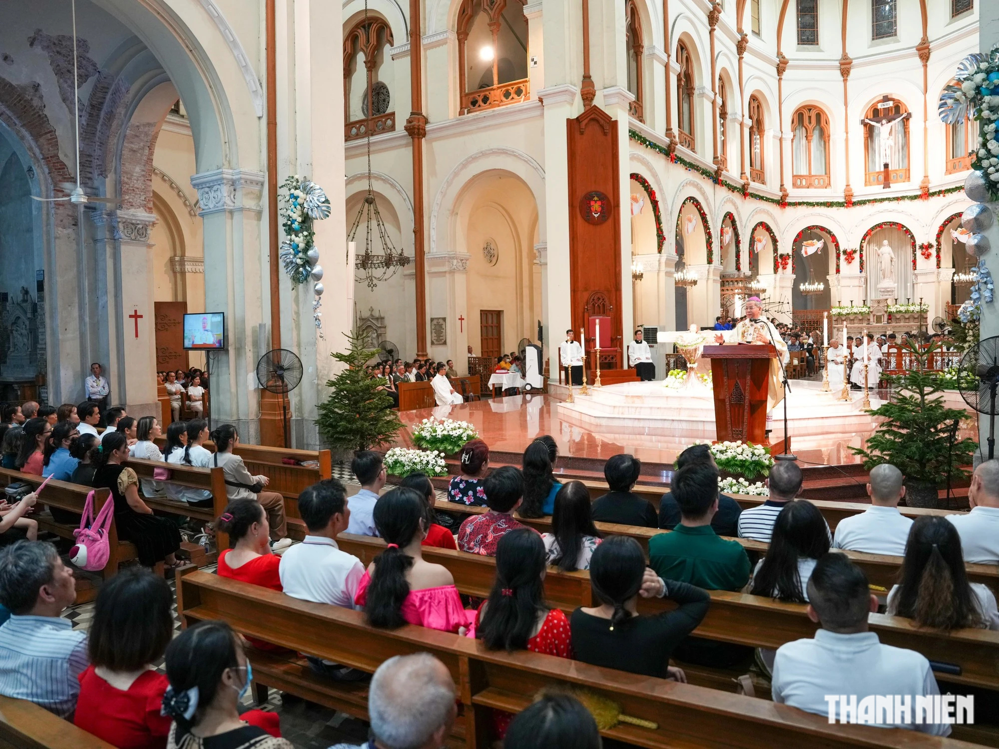 Hơn 1.000 người vào Nhà thờ Đức Bà Sài Gòn làm thánh lễ mừng Chúa Giáng sinh- Ảnh 6.