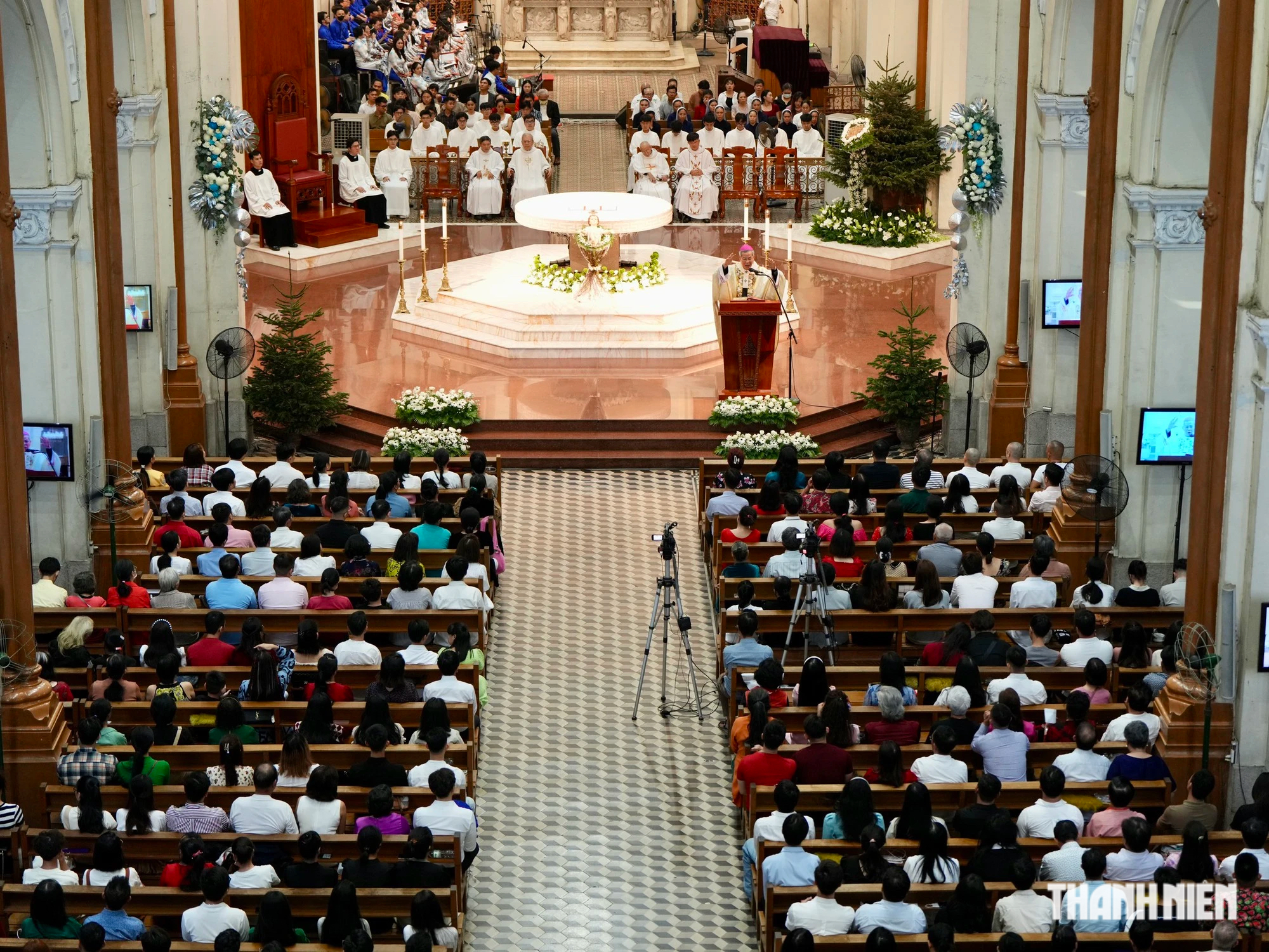 Hơn 1.000 người vào Nhà thờ Đức Bà Sài Gòn làm thánh lễ mừng Chúa Giáng sinh- Ảnh 7.